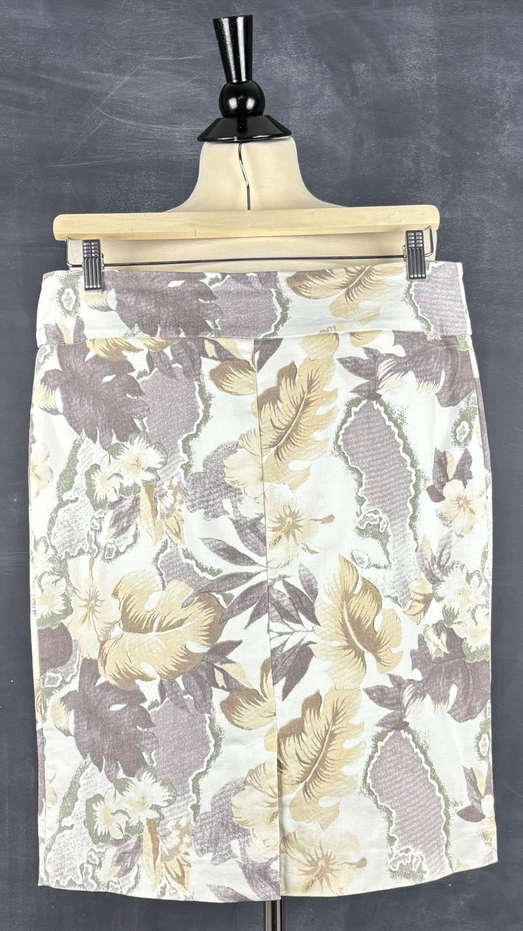 Jupe droite florale Lisette L, taille estimée à 10. Vue de dos, sur cintre.