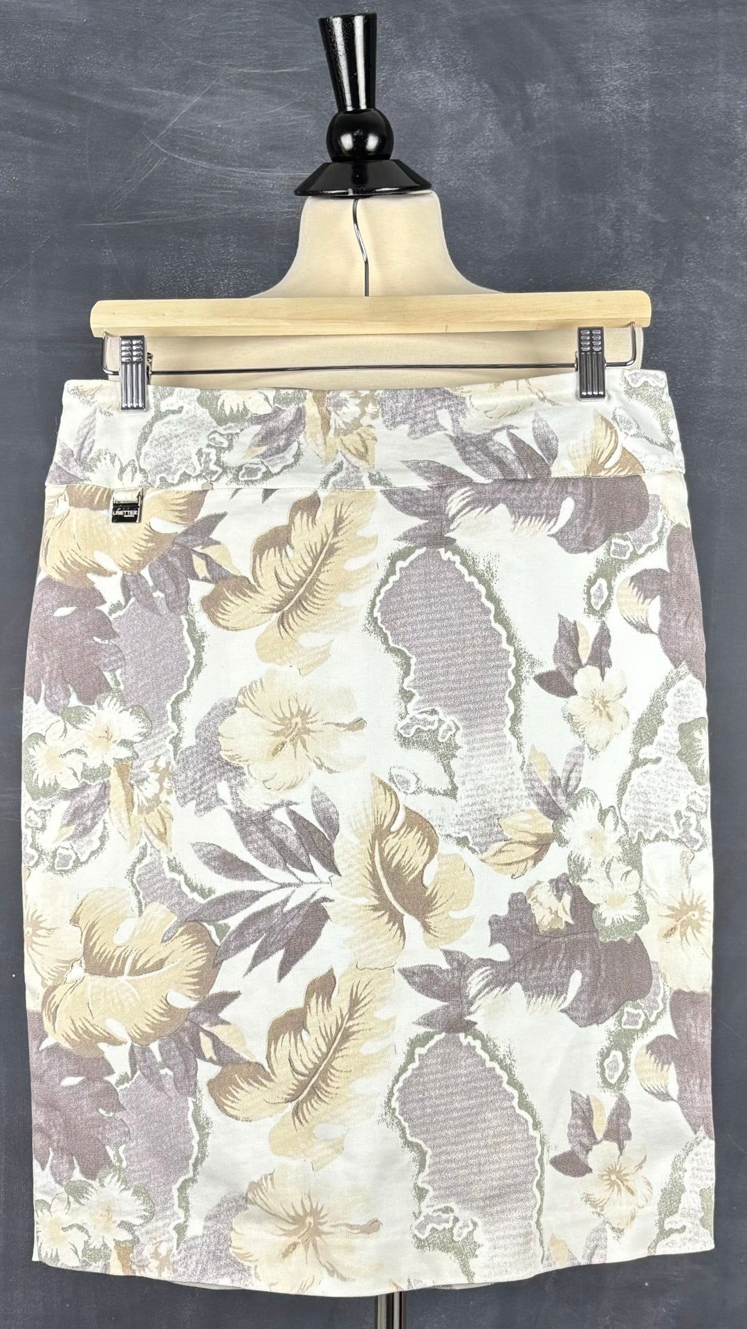 Jupe droite florale Lisette L, taille estimée à 10. Vue de face, sur cintre.