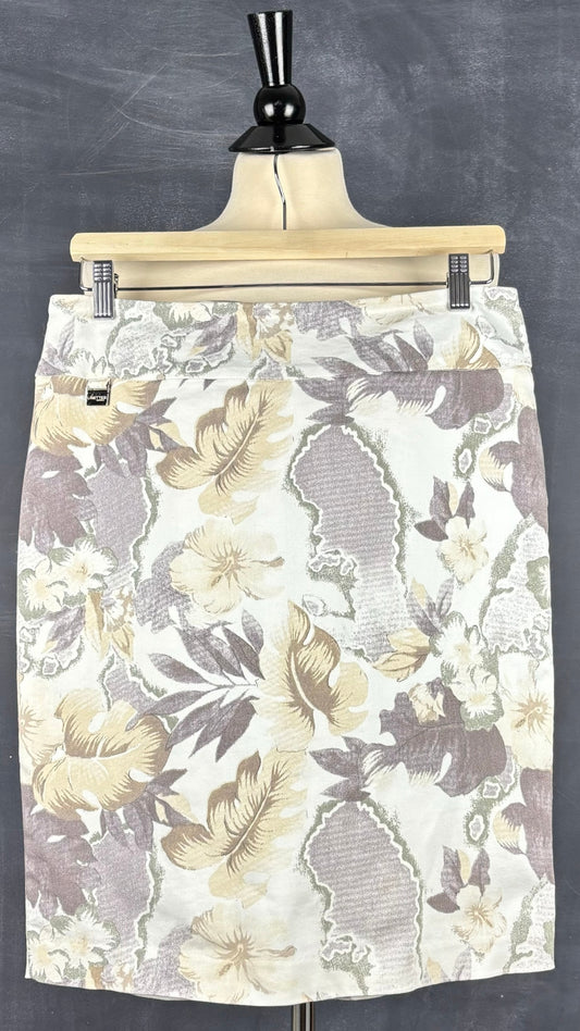 Jupe droite florale Lisette L, taille estimée à 10. Vue de face, sur cintre.