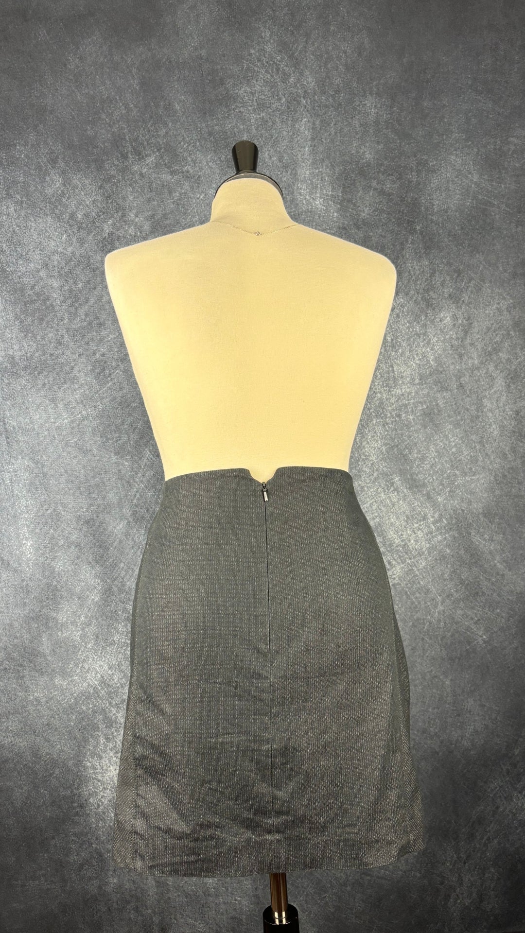 Jupe courte charcoal à fines rayures Mexx, taille 42 (estimée à large). Vue de dos.