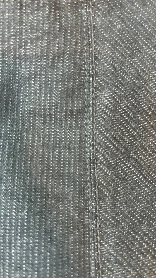 Jupe courte charcoal à fines rayures Mexx, taille 42 (estimée à large). Vue de près du tissu.