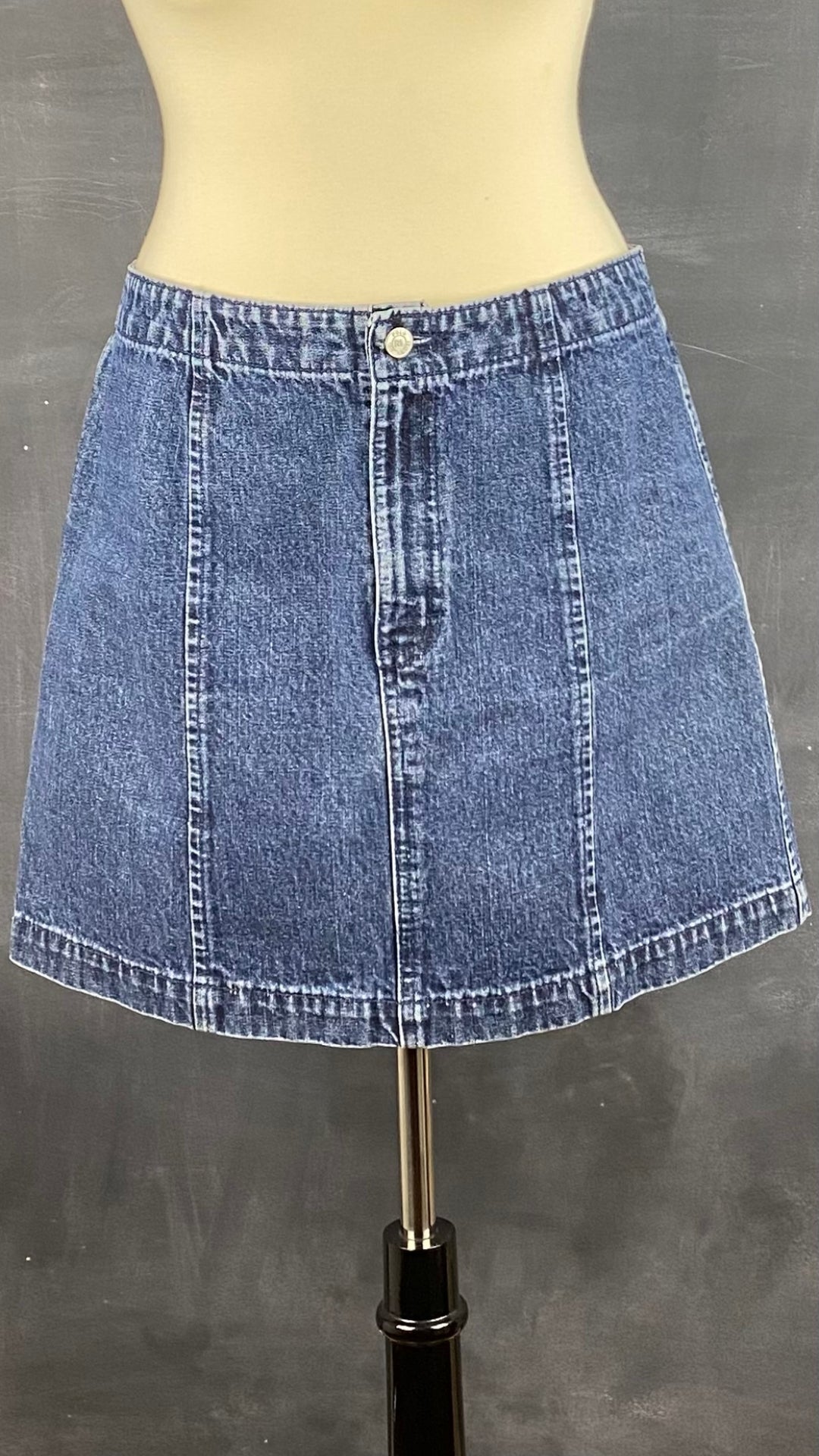 Jupe en jeans classique Polo Jeans Co. Ralph Lauren, taille 14. Vue de face. Vêtements seconde main pour femmes | Boutique Revêtir