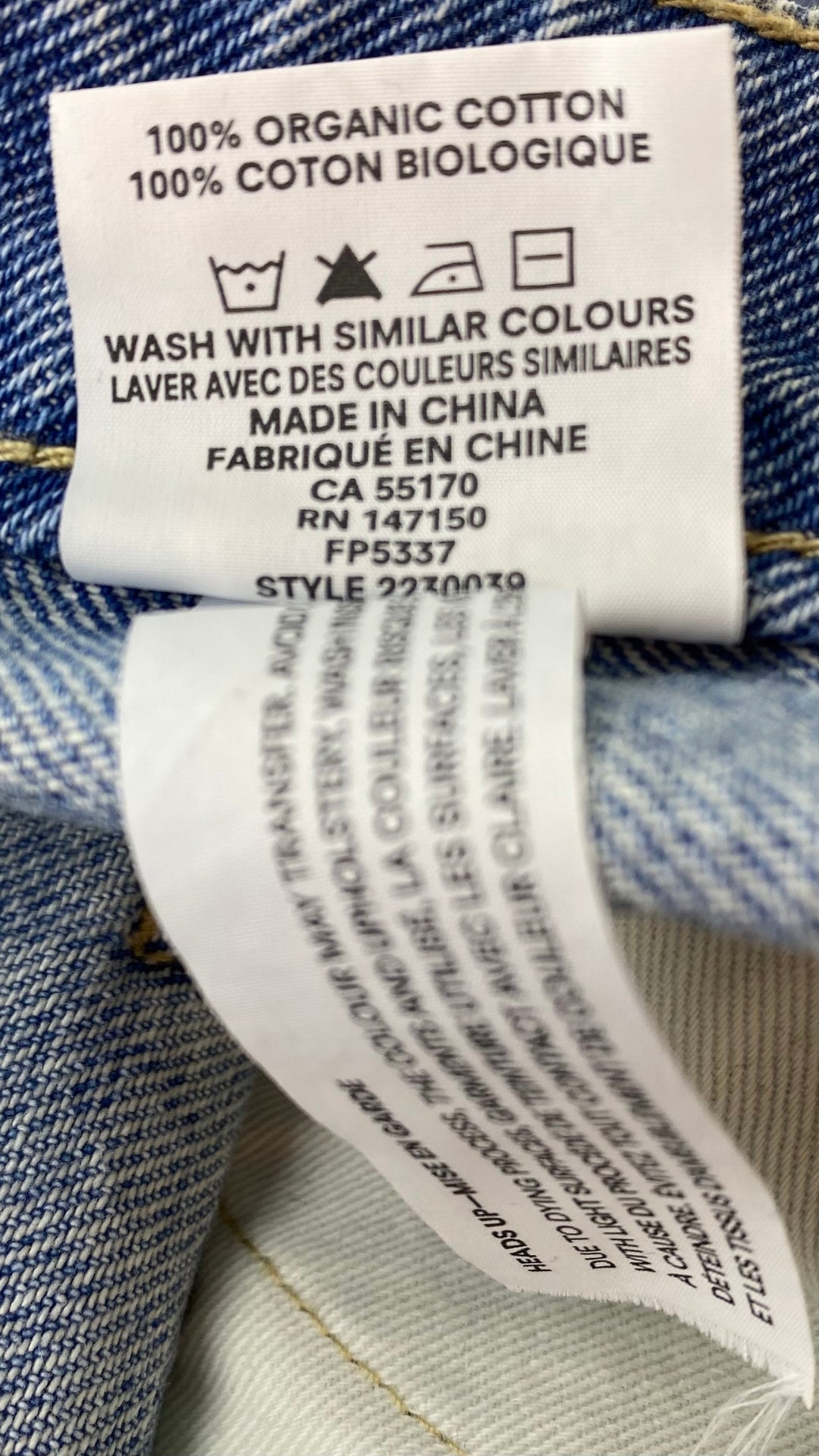 Jupe en jeans pâle Frank And Oak, taille large. Vue de l'étiquette de composition et entretien.