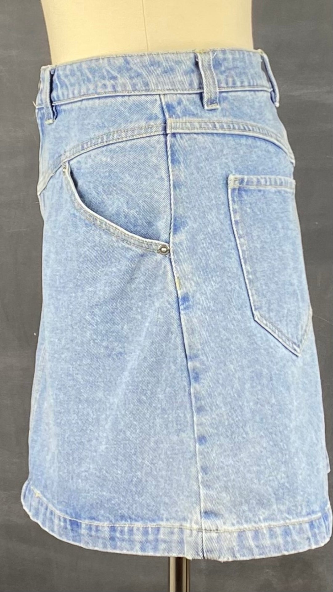 Jupe en jeans pâle Frank And Oak, taille large. Vue de côté.