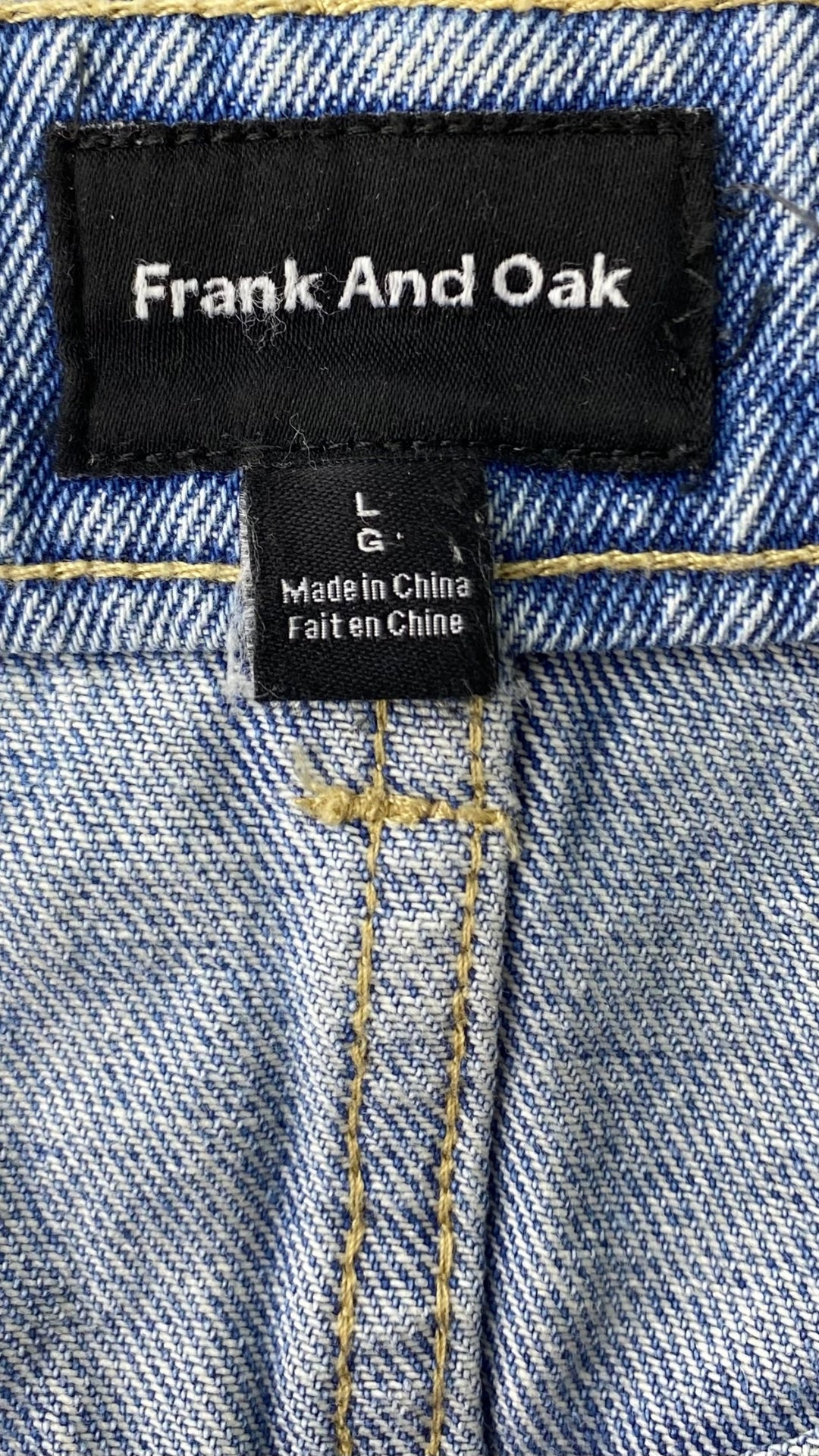 Jupe en jeans pâle Frank And Oak, taille large. Vue de l'étiquette de marque et taille.