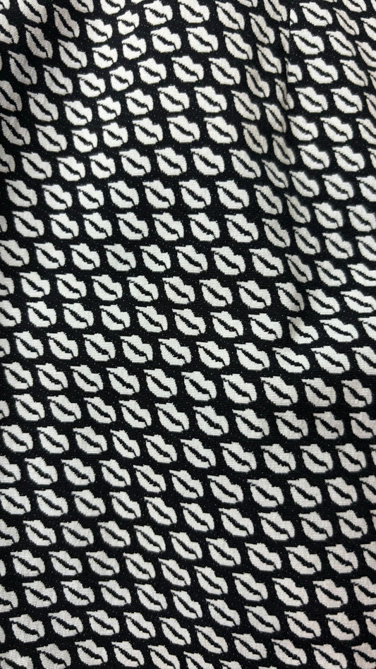 Jupe à motifs de lèvres Tristan, taille 6. Vue de près du tissu.