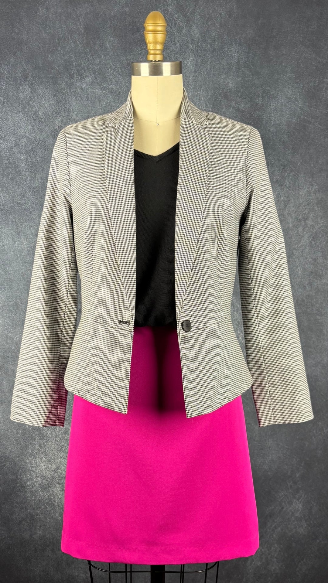 Jupe ligne A fuchsia Joie, taille 6. Vue de l'agencement avec le fin tricot noir Repeat et la veste pied-de-poule.