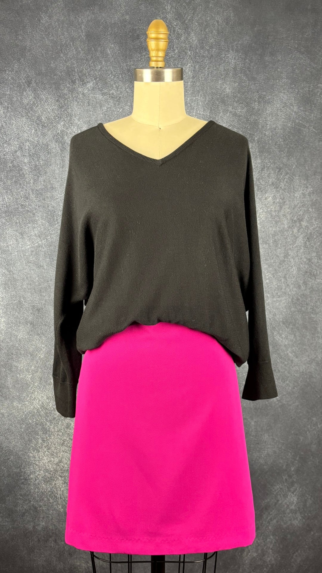 Jupe ligne A fuchsia Joie, taille 6. Vue de l'agencement avec le chandail noir en fin tricot Repeat.