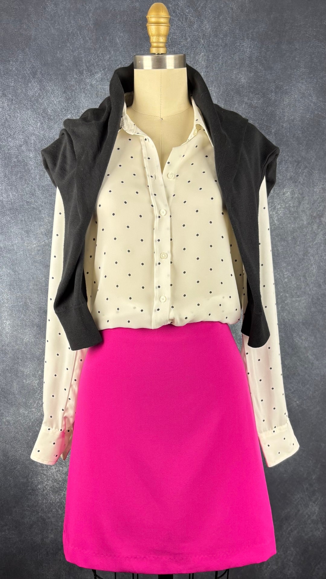 Jupe ligne A fuchsia Joie, taille 6. Vue de l'agencement avec le chemisier à pois crème et le fin tricot noir Repeat.