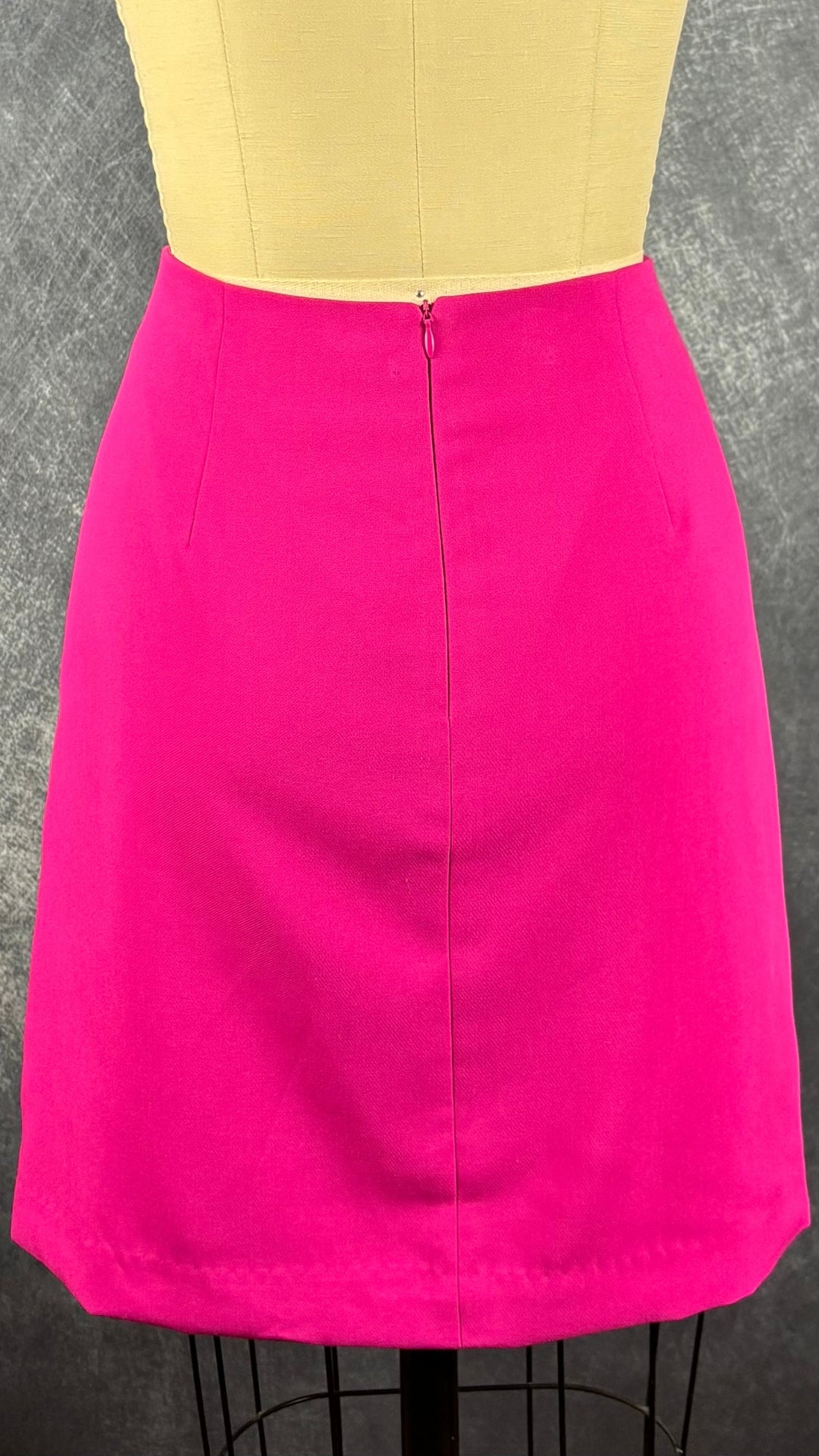 Jupe ligne A fuchsia Joie, taille 6. Vue de dos.