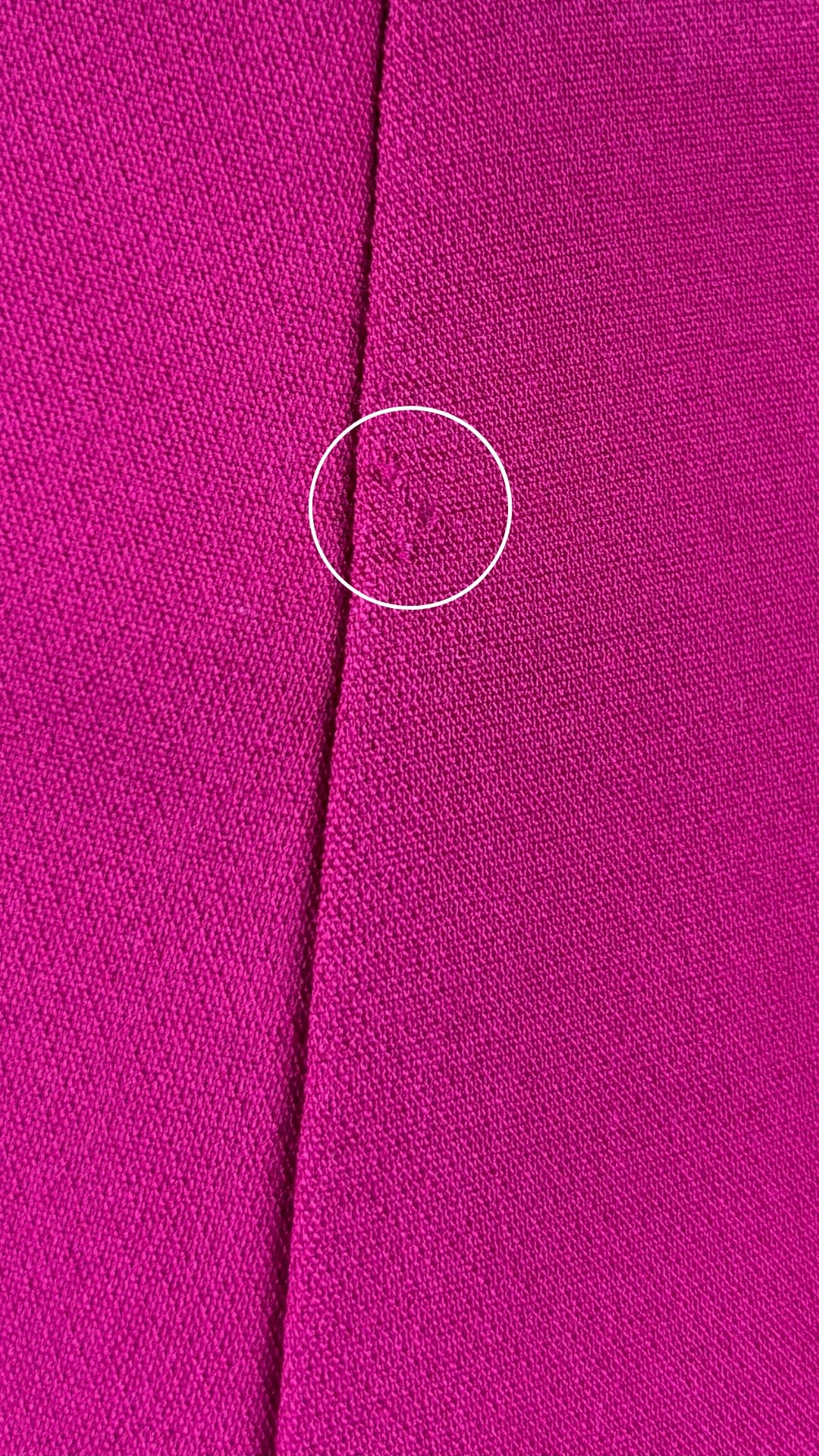 Jupe ligne A fuchsia Joie, taille 6. Vue de la petite imperfection dans le tissu.