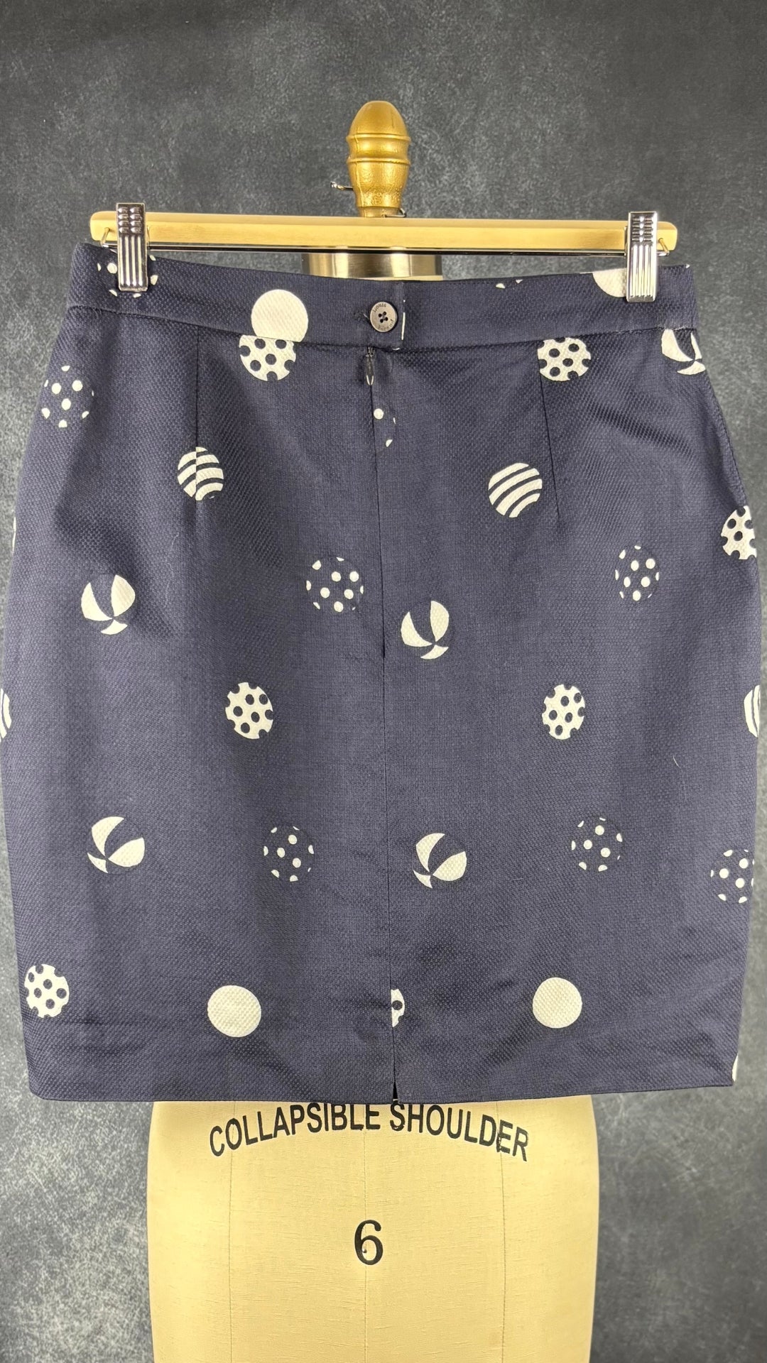 Jupe courte marine ballons de plage Louis Féraud, taille 10 (m). Vue de dos, sur le cintre.