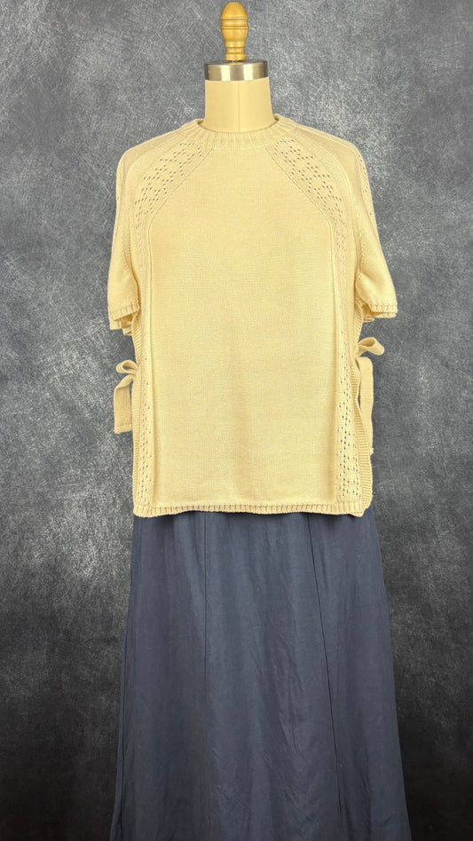 Jupe midi en mélange de lin marine Kazak, taille small. Vue de l'agencement avec le tricot crème Dailystory.