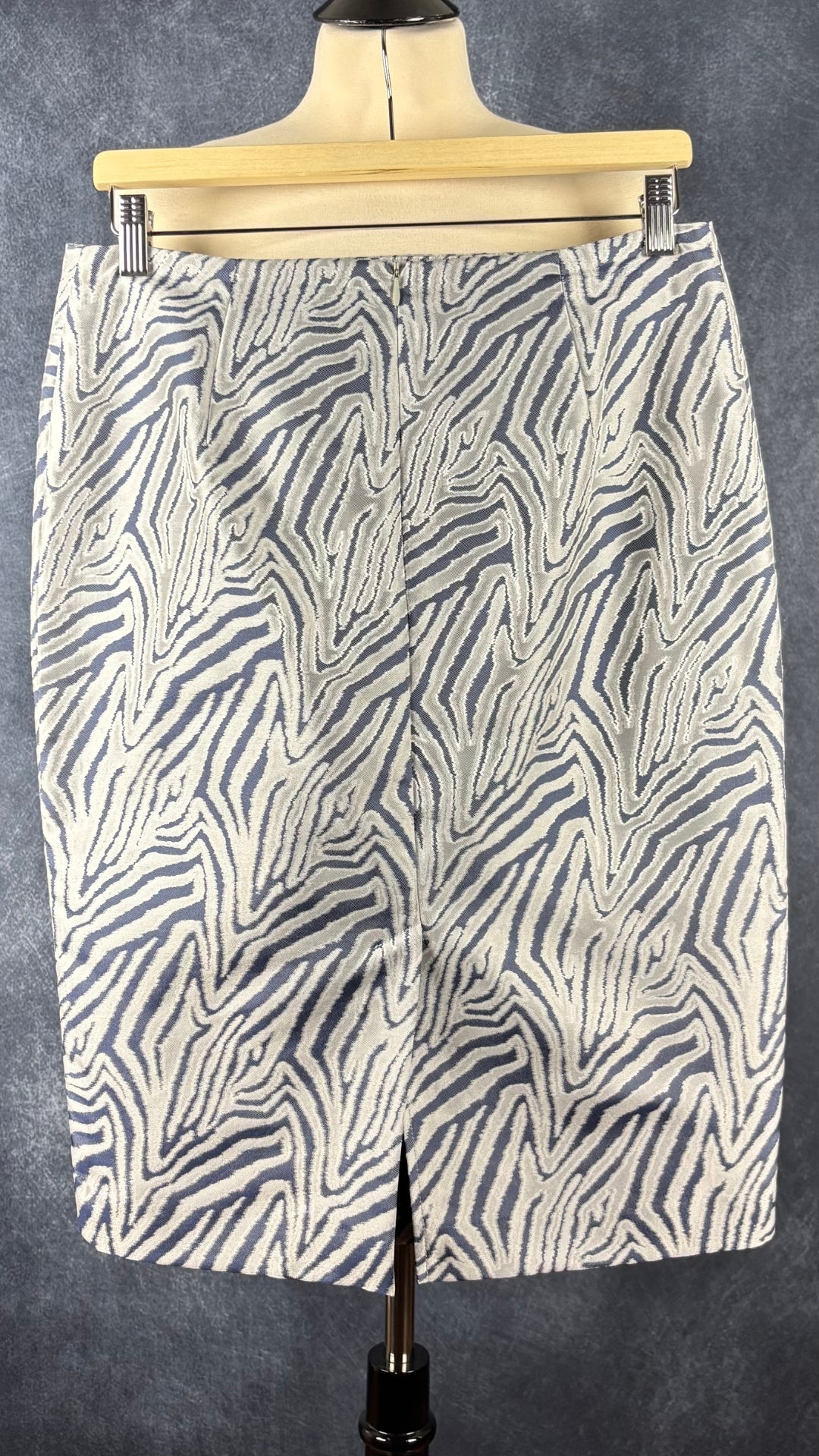 Jupe à zébrures bleutées Tristan, taille 8. Vue de dos, sur cintre.