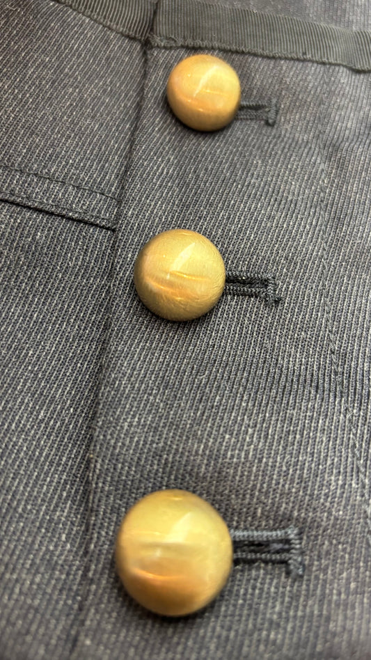 Jupe charcoal avec boutons dorés Club Monaco, taille 6. Vue de près des boutons.