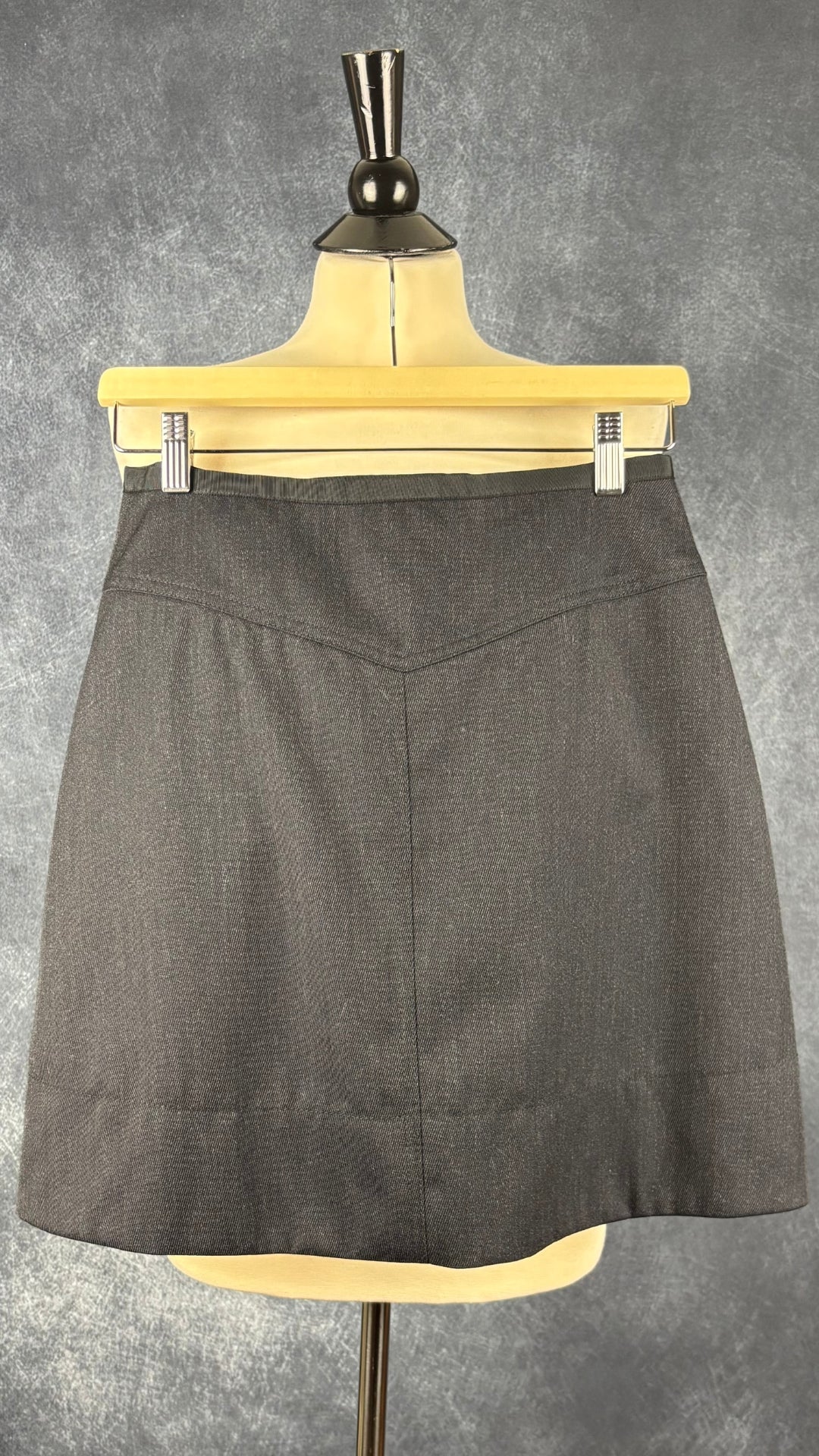 Jupe charcoal avec boutons dorés Club Monaco, taille 6. Vue de dos.