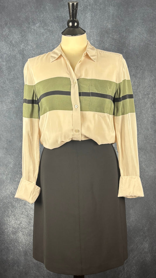 Jupe noire NEUVE classique Contemporaine, taille 4. Vue de l'agencement avec le chemisier en soie Equipment.