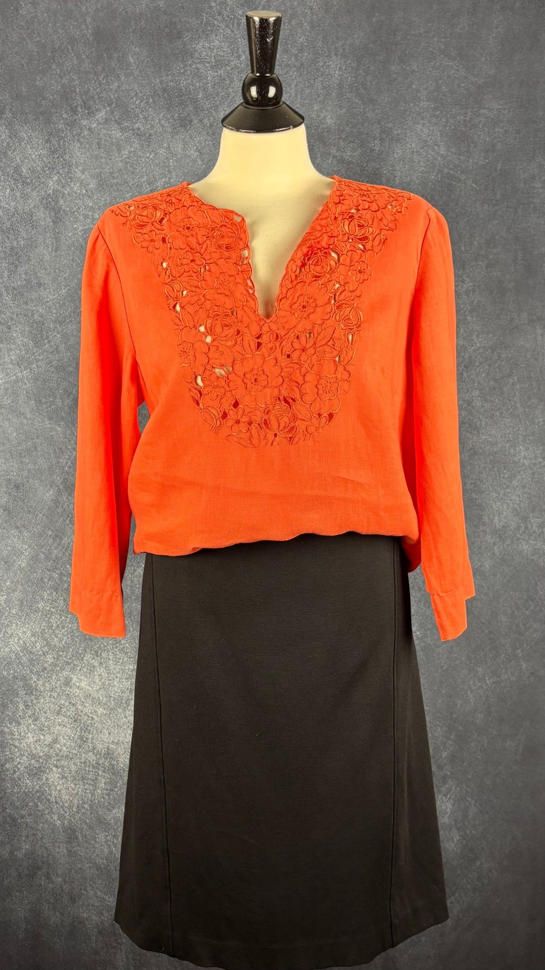 Jupe noire simple parfaite pour voyager Tilley, taille 14. Vue de l'agencement avec la blouse en lin orangé.