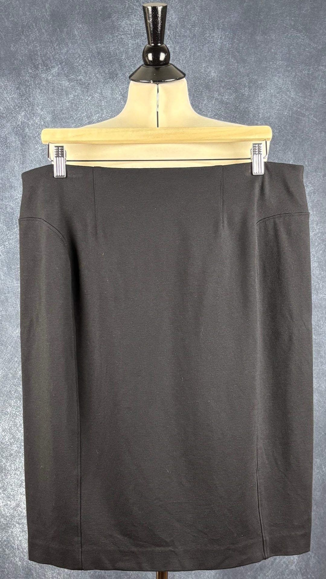Jupe noire simple parfaite pour voyager Tilley, taille 14. Vue de dos.
