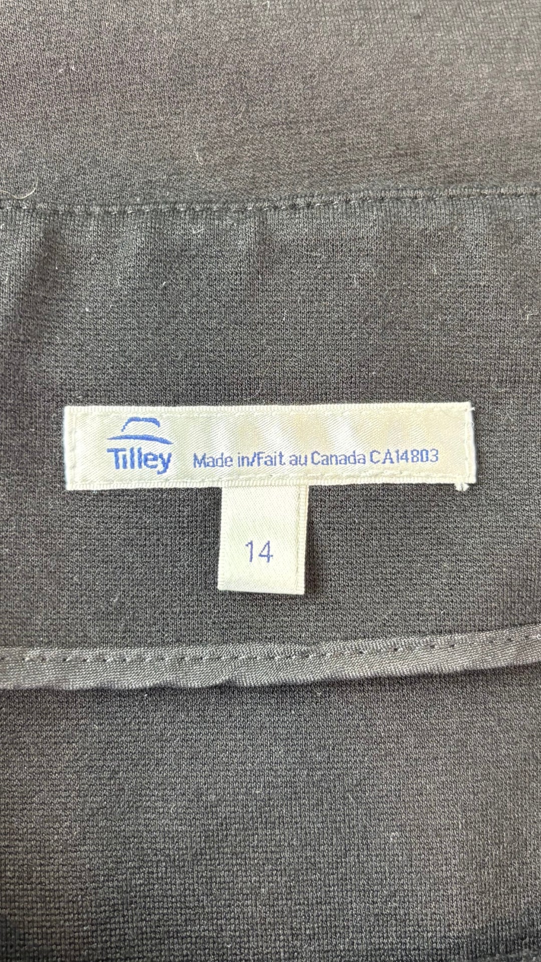 Jupe noire simple parfaite pour voyager Tilley, taille 14. Vue de l'étiquette.