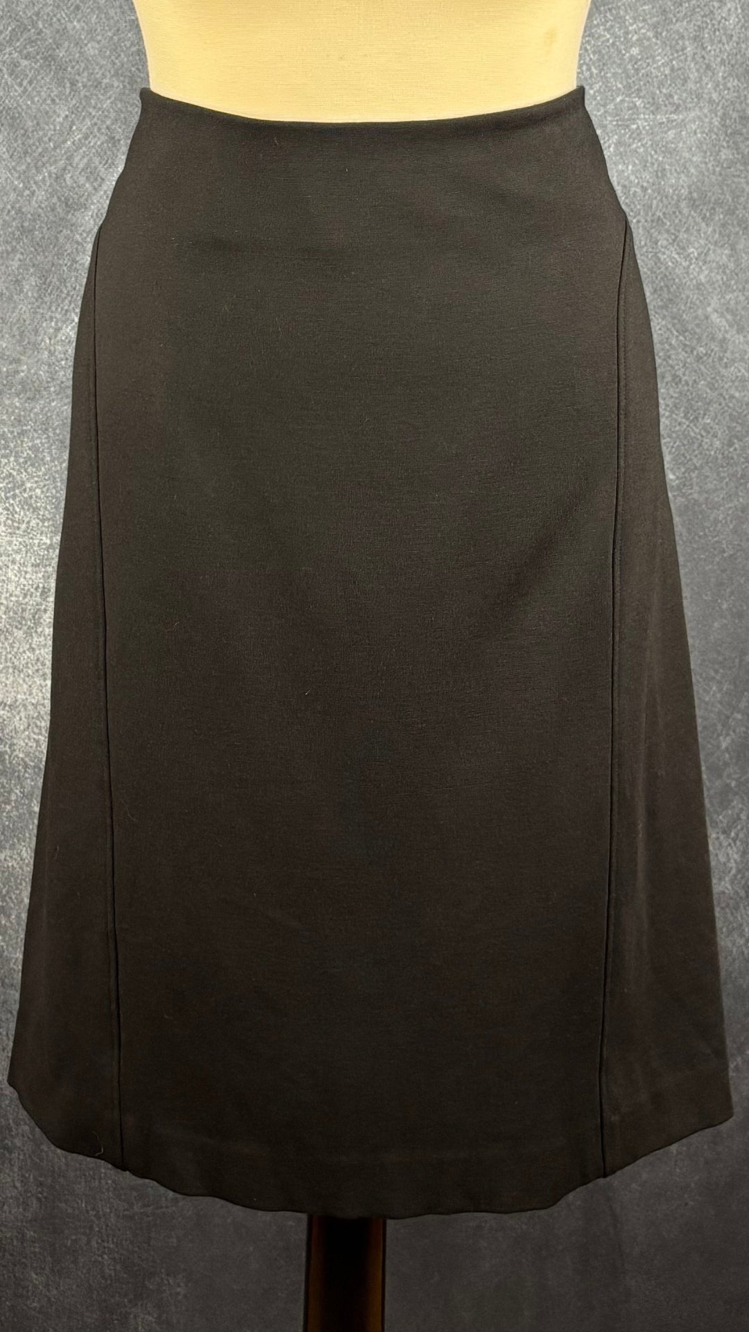 Jupe noire simple parfaite pour voyager Tilley, taille 14. Vue de face sur le mannequin.