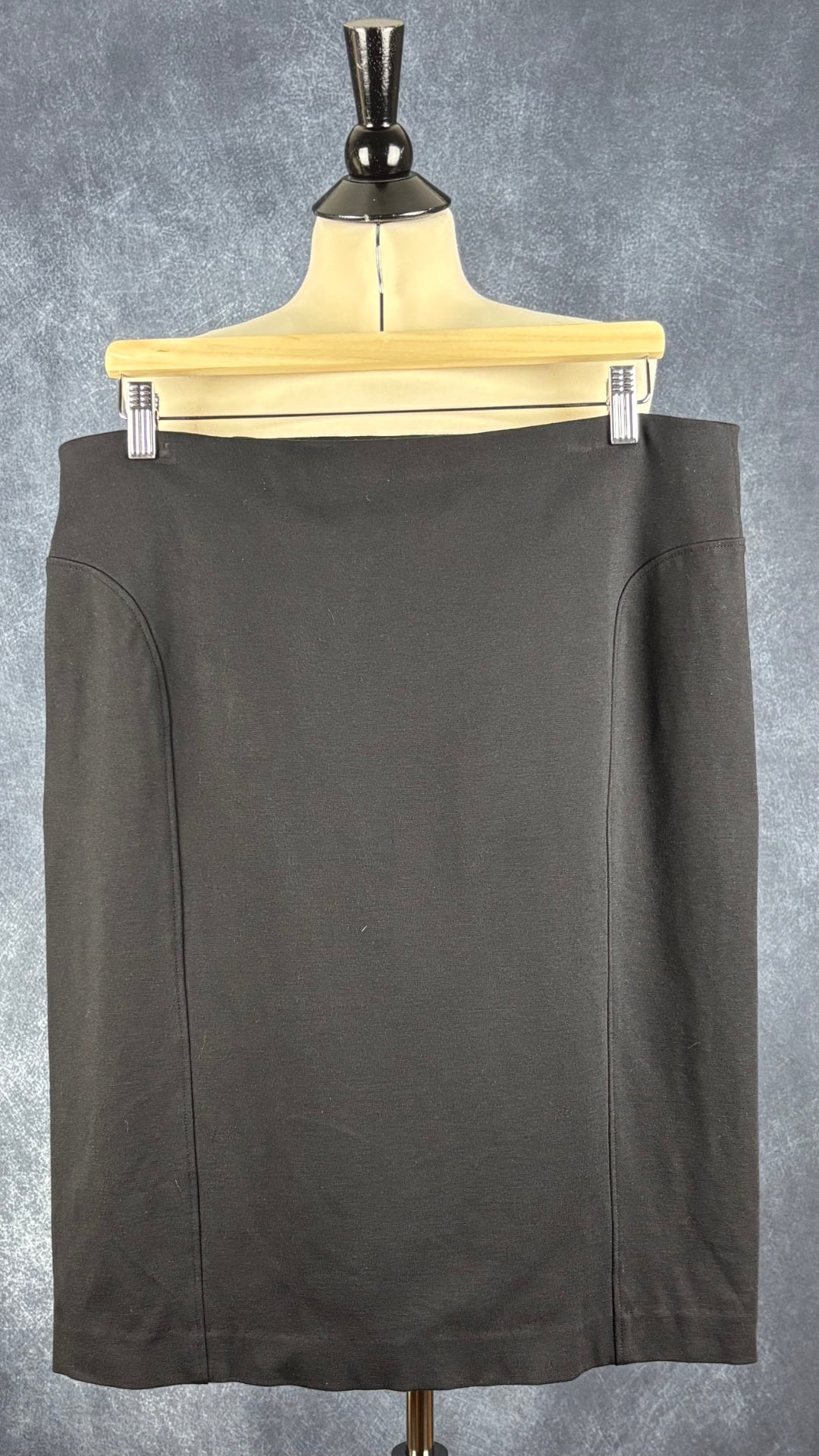 Jupe noire simple parfaite pour voyager Tilley, taille 14. Vue de face, sur le cintre.