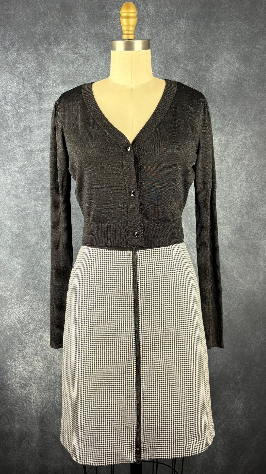 Jupe pied de poule avec fermeture à glissière centrale Tristan, taille 2 (small). Vue de l'agencement avec le cardigan scintillant noir Tristan & Iseut.