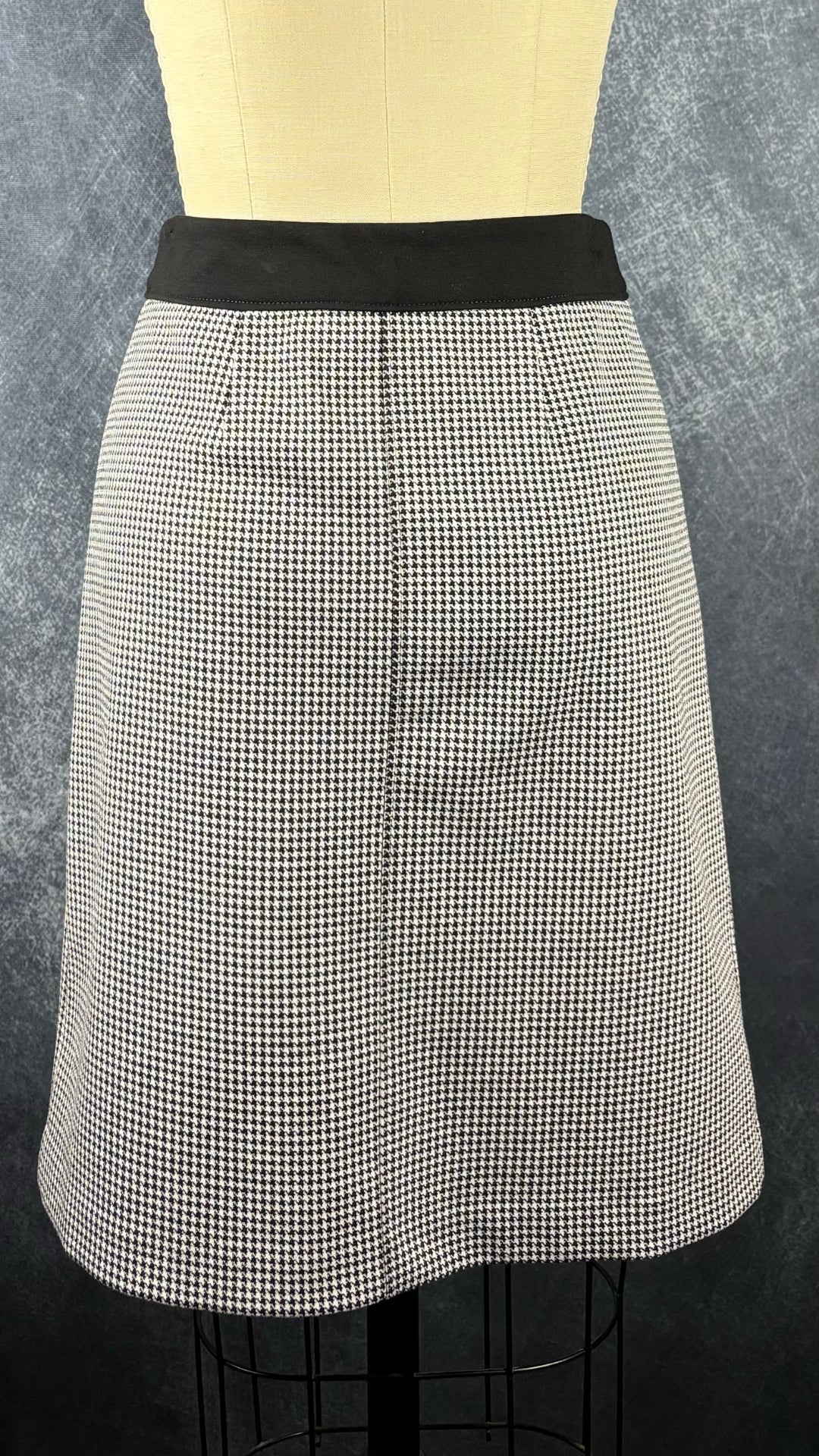 Jupe pied de poule avec fermeture à glissière centrale Tristan, taille 2 (small). Vue de dos.