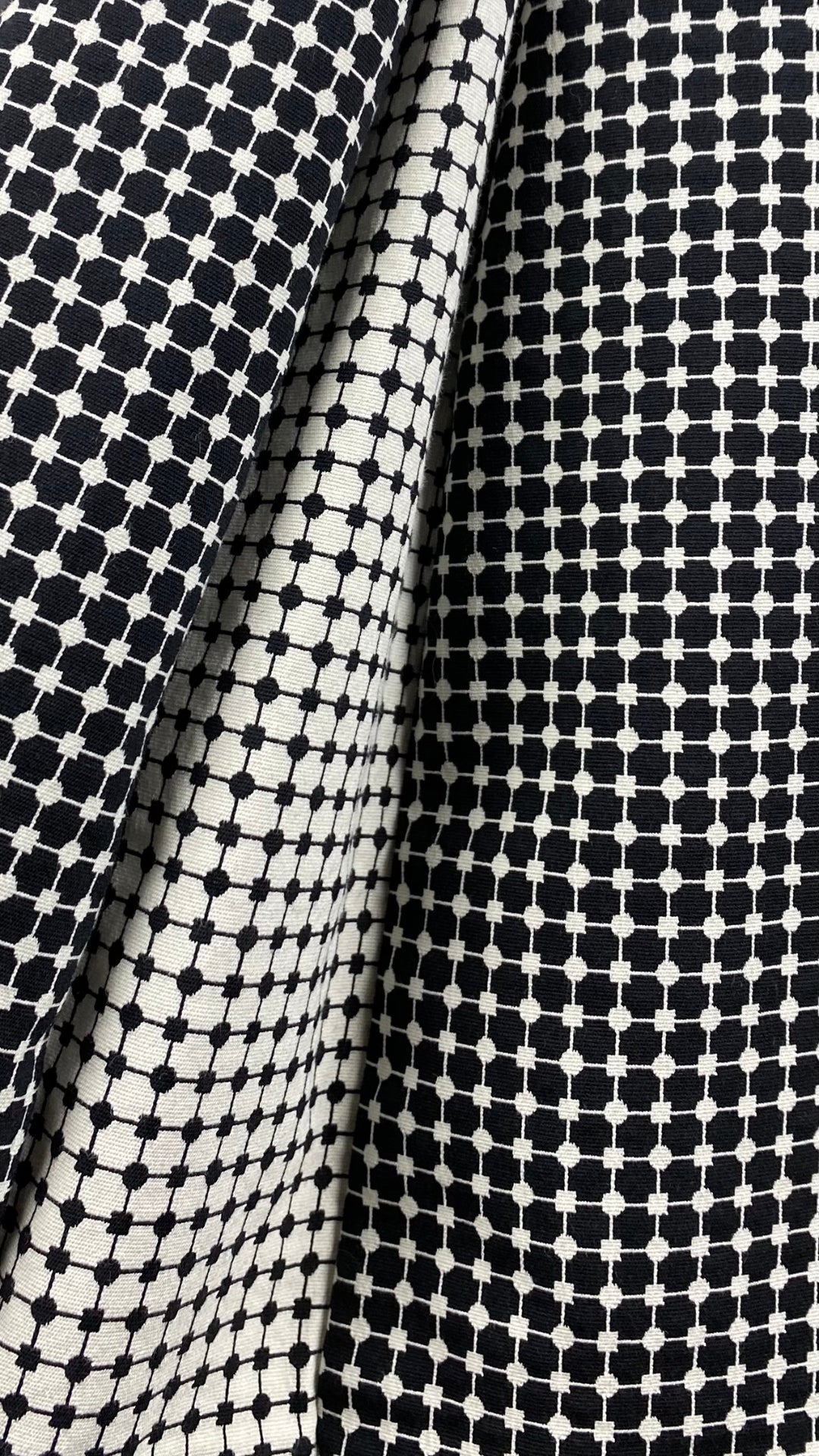 Jupe à plis creux effet optique crème et noir Tristan, taille 8. Vue de près du tissu.