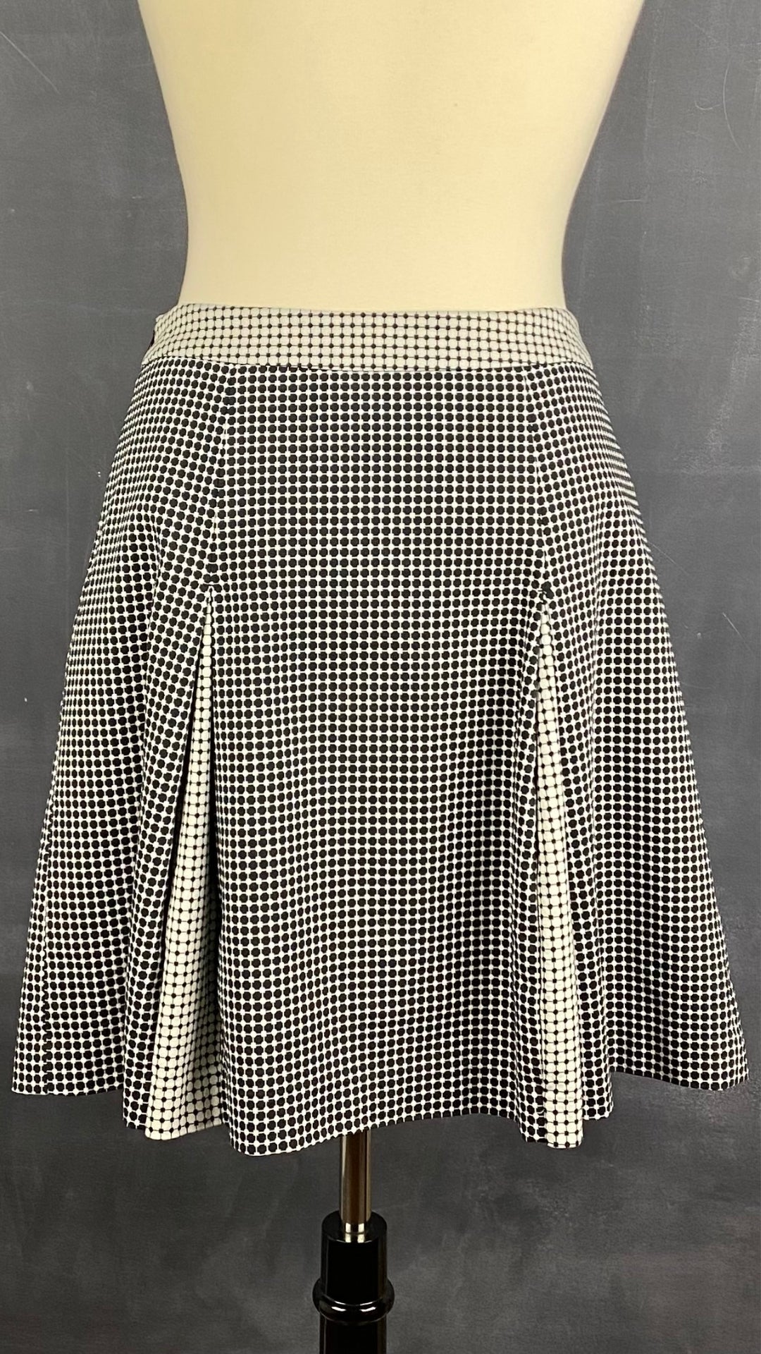 Jupe à plis creux effet optique crème et noir Tristan, taille 8. Vue de dos.