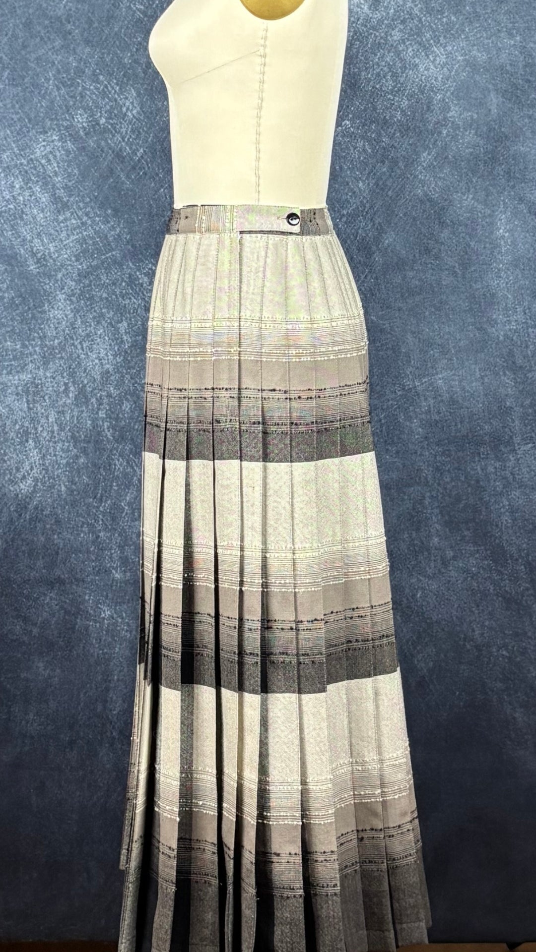 Jupe plissée vintage à carreaux réversible en laine Highland Queen, taille estimée à xs. Vue de côté.
