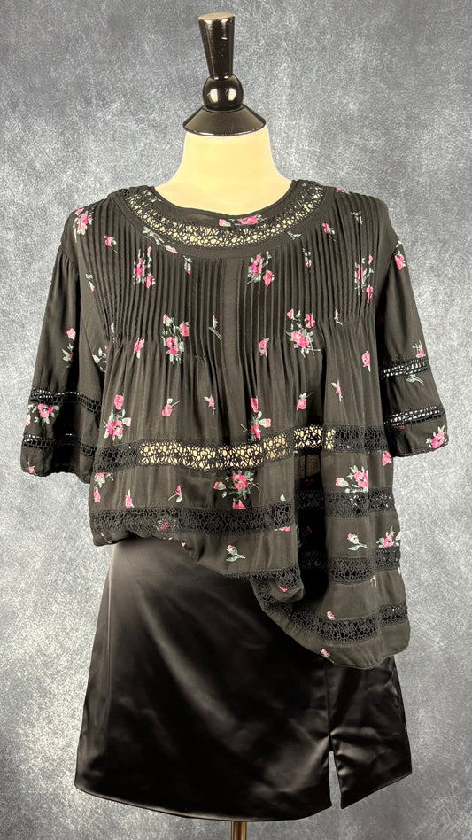 Jupe satinée noire Wilfred, taille 10. Vue de l'agencement avec la blouse florale noire et dentelle Wilfred.