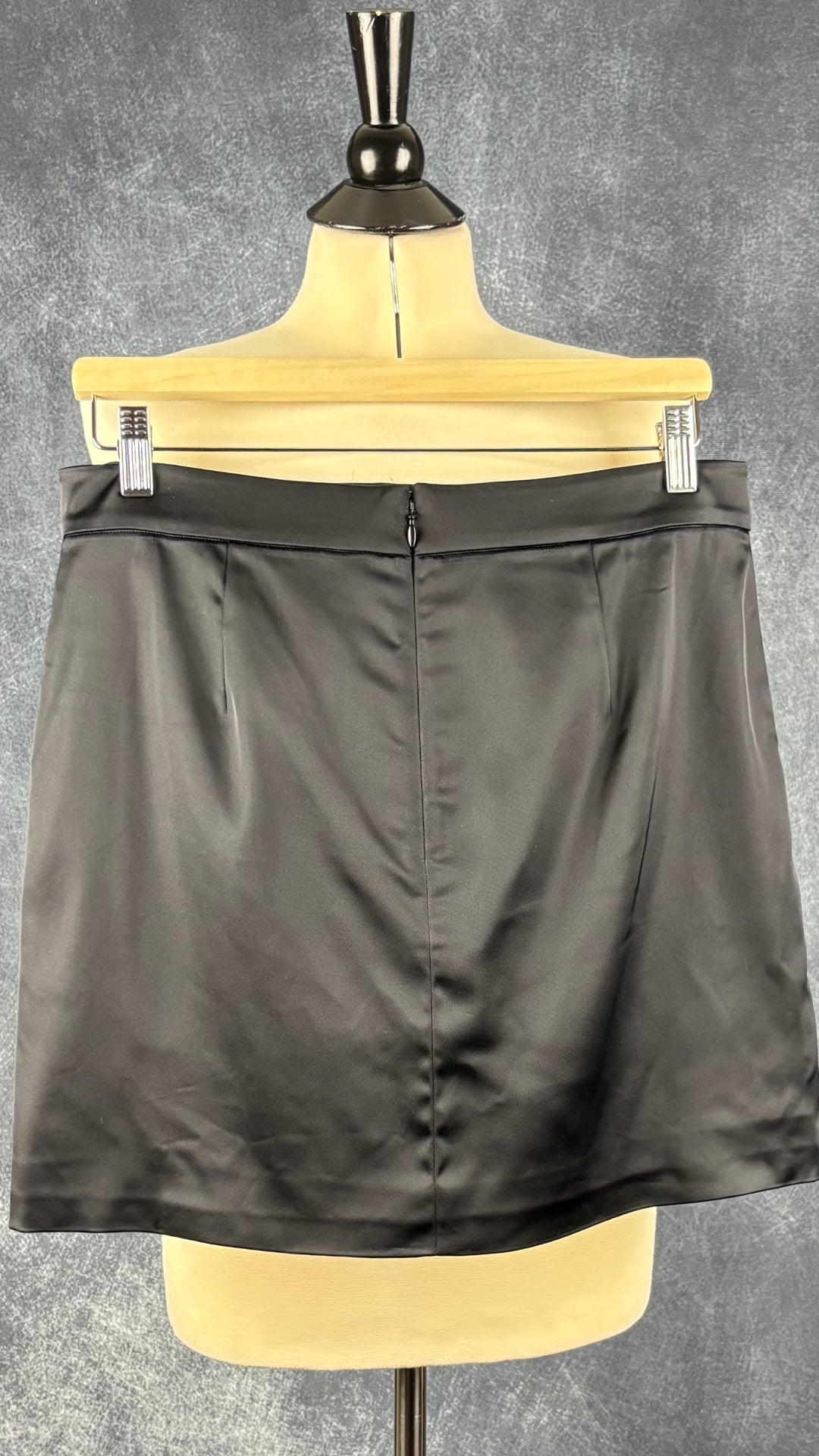 Jupe satinée noire Wilfred, taille 10. Vue de dos.