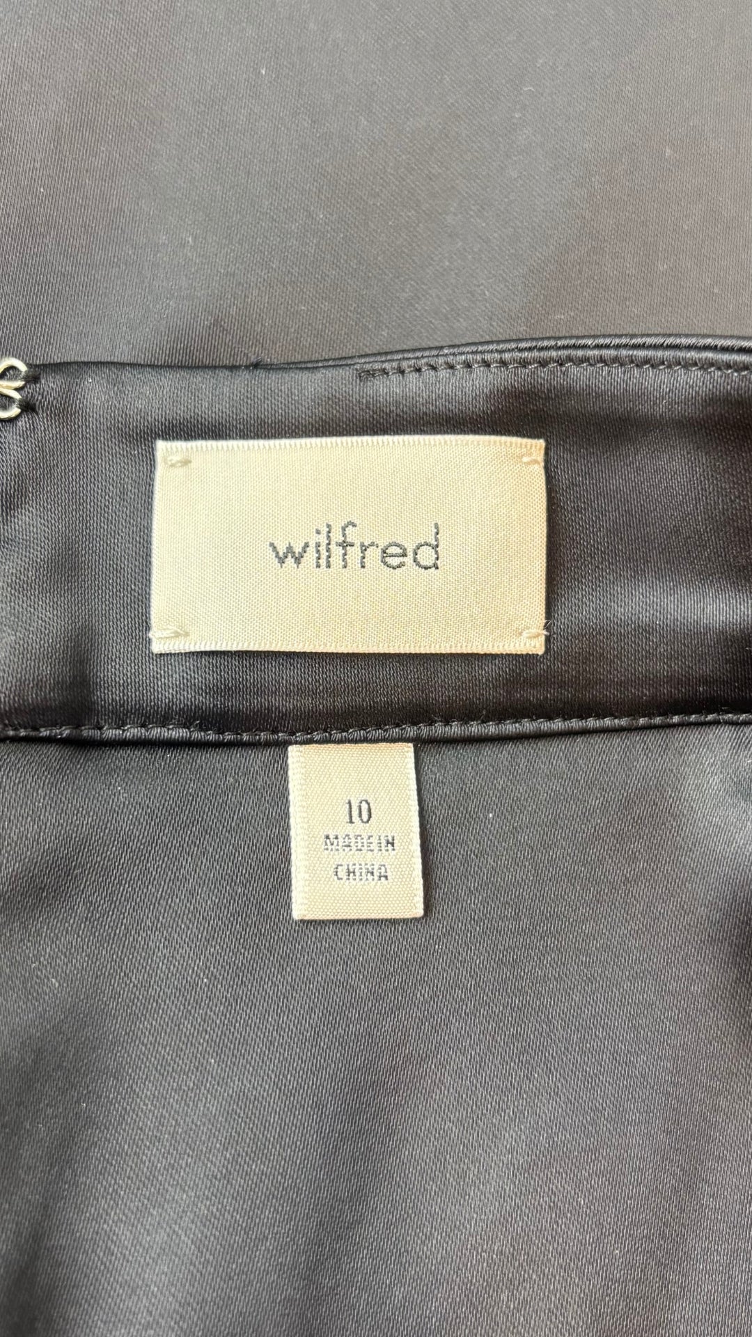 Jupe satinée noire Wilfred, taille 10. Vue de l'étiquette.