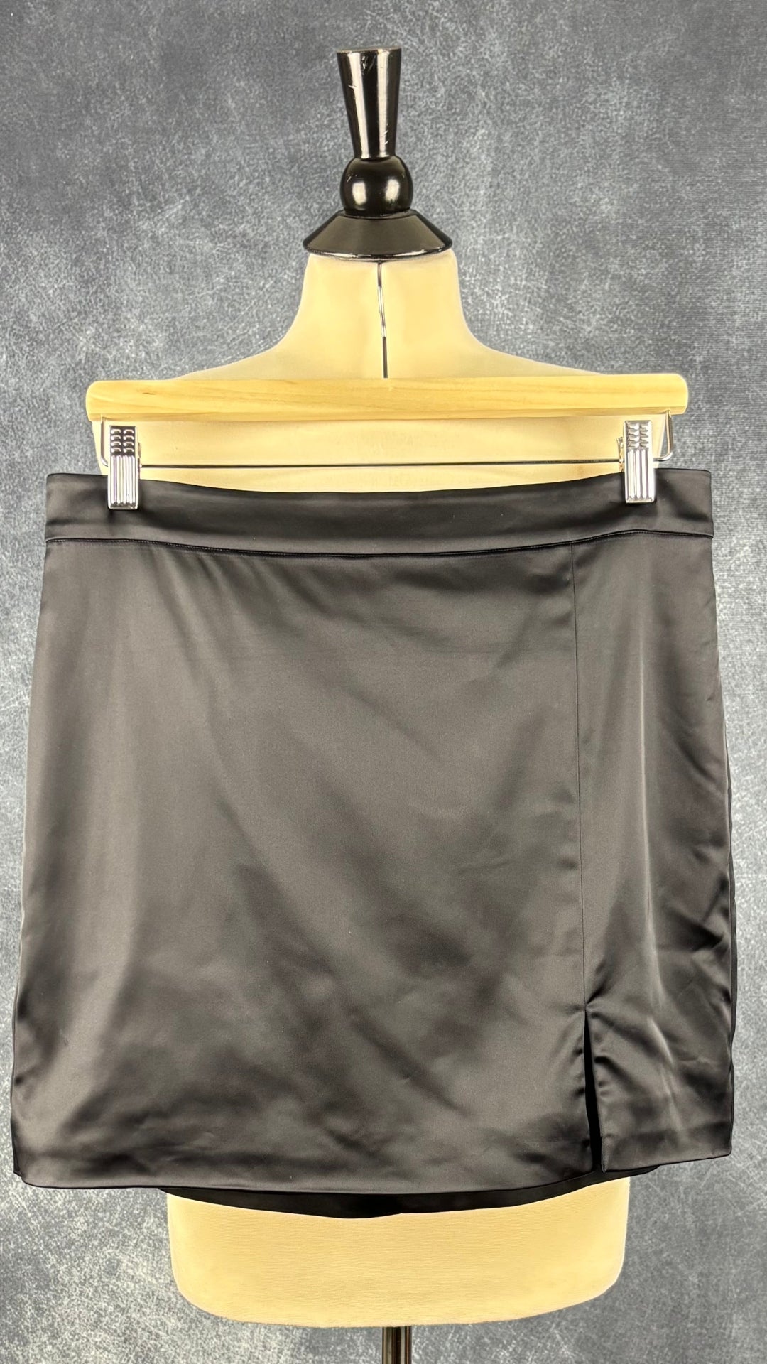 Jupe satinée noire Wilfred, taille 10. Vue de face, sur cintre.