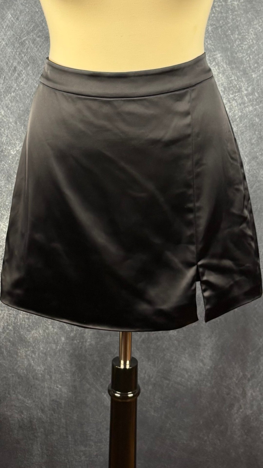 Jupe satinée noire Wilfred, taille 10. Vue de face.