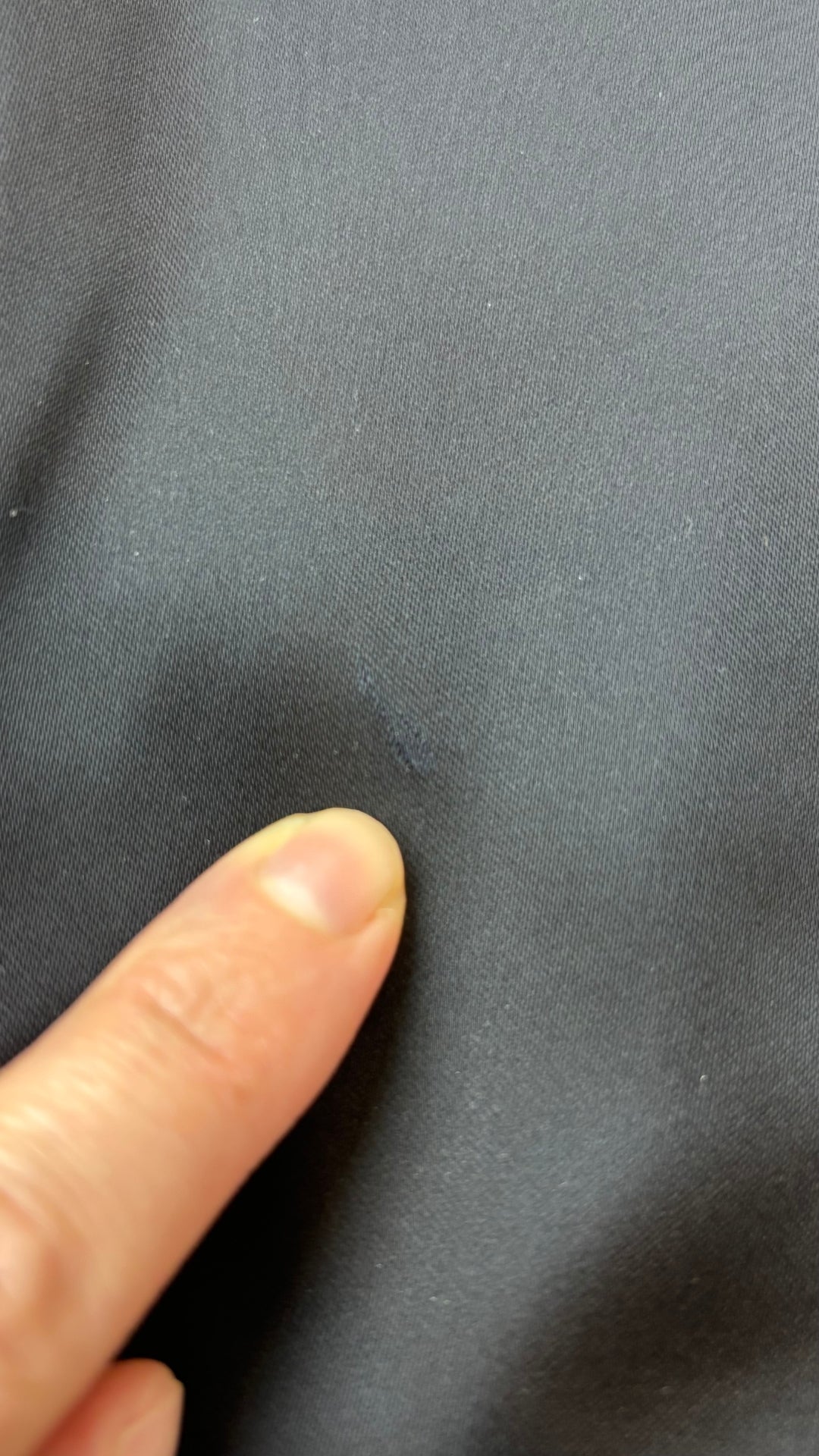 Jupe satinée noire Wilfred, taille 10. Vue de près de la petite marque.