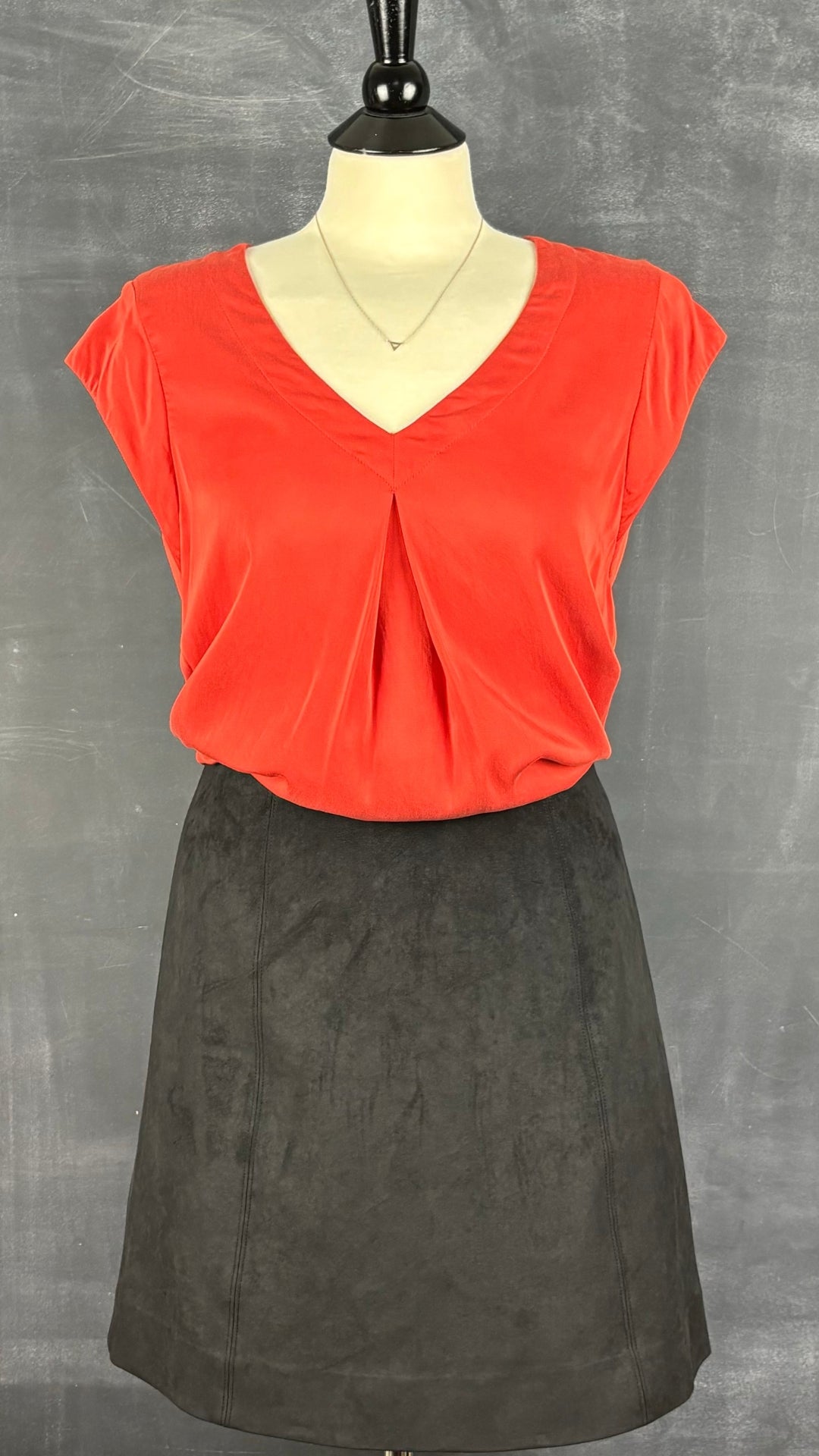 Jupe suédée noire Babaton, taille 8. Vue de l'agencement avec le chandail ample orangé Maeve.