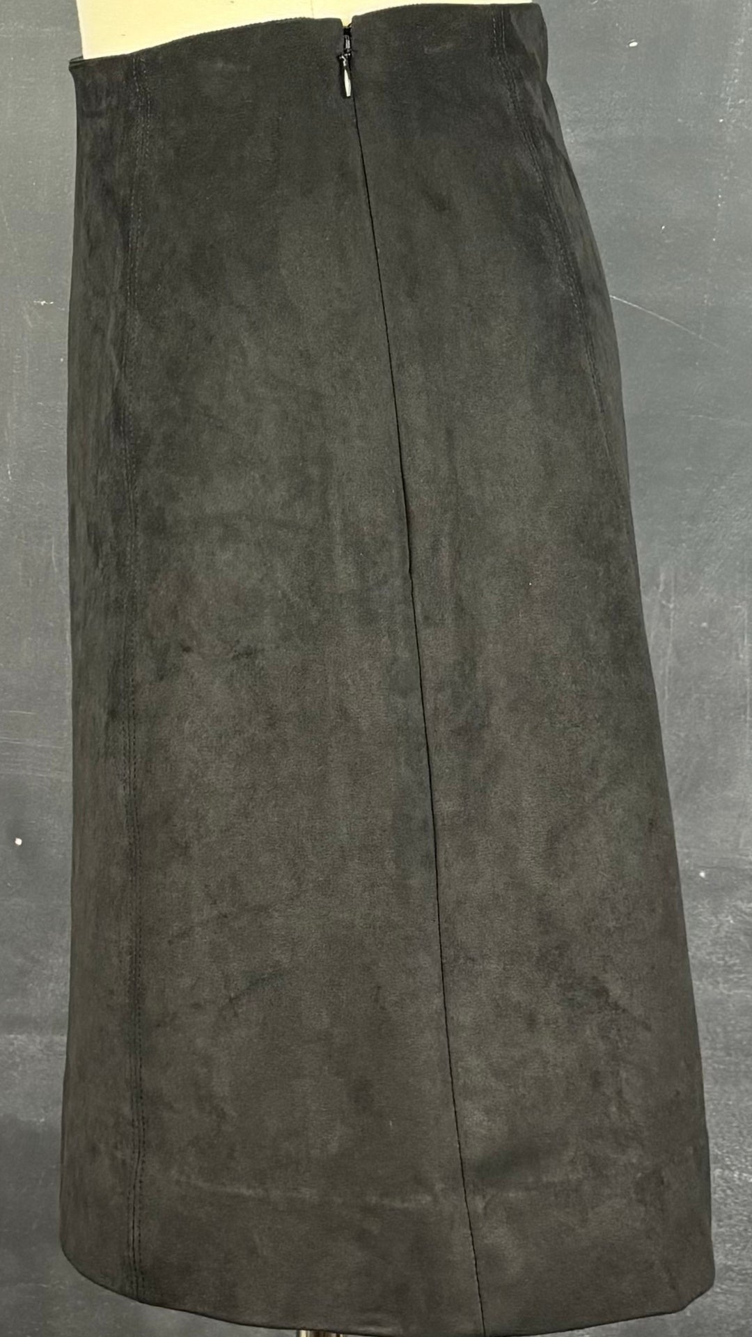 Jupe suédée noire Babaton, taille 8. Vue de côté.