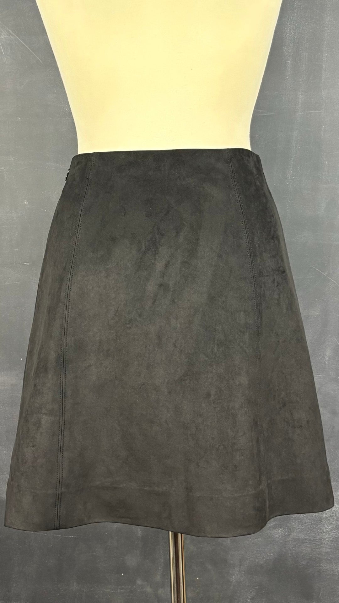Jupe suédée noire Babaton, taille 8. Vue de dos.