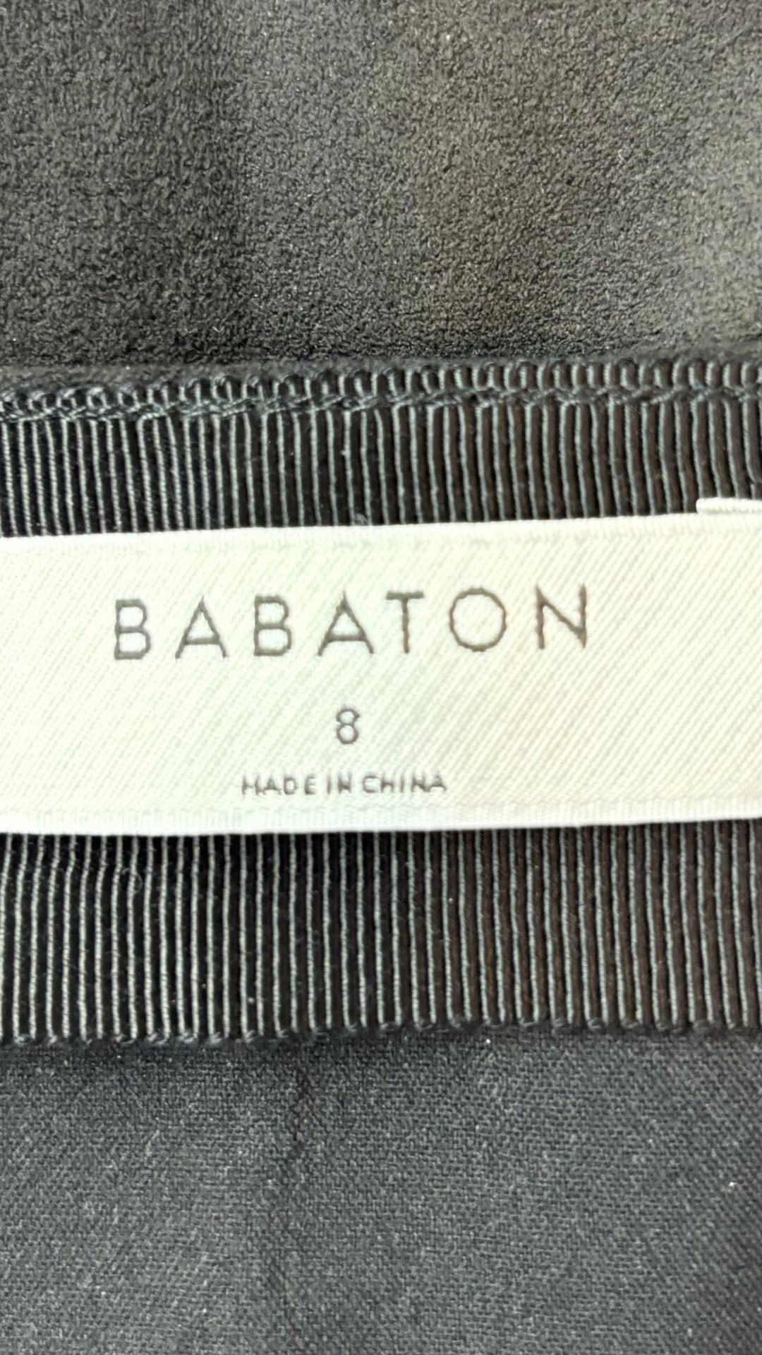 Jupe suédée noire Babaton, taille 8. Vue de l'étiquette.