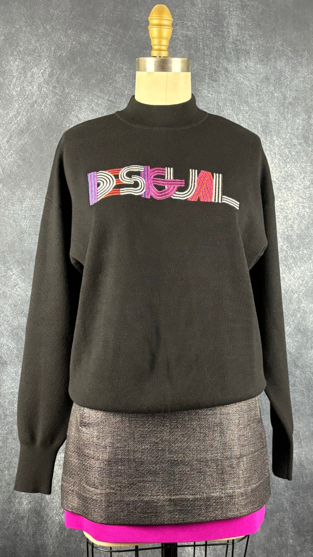 Jupe texturée grise et fuchsia Diane von Furstenberg, taille 2. Vue de l'agencement avec le chandail noir Desigual.