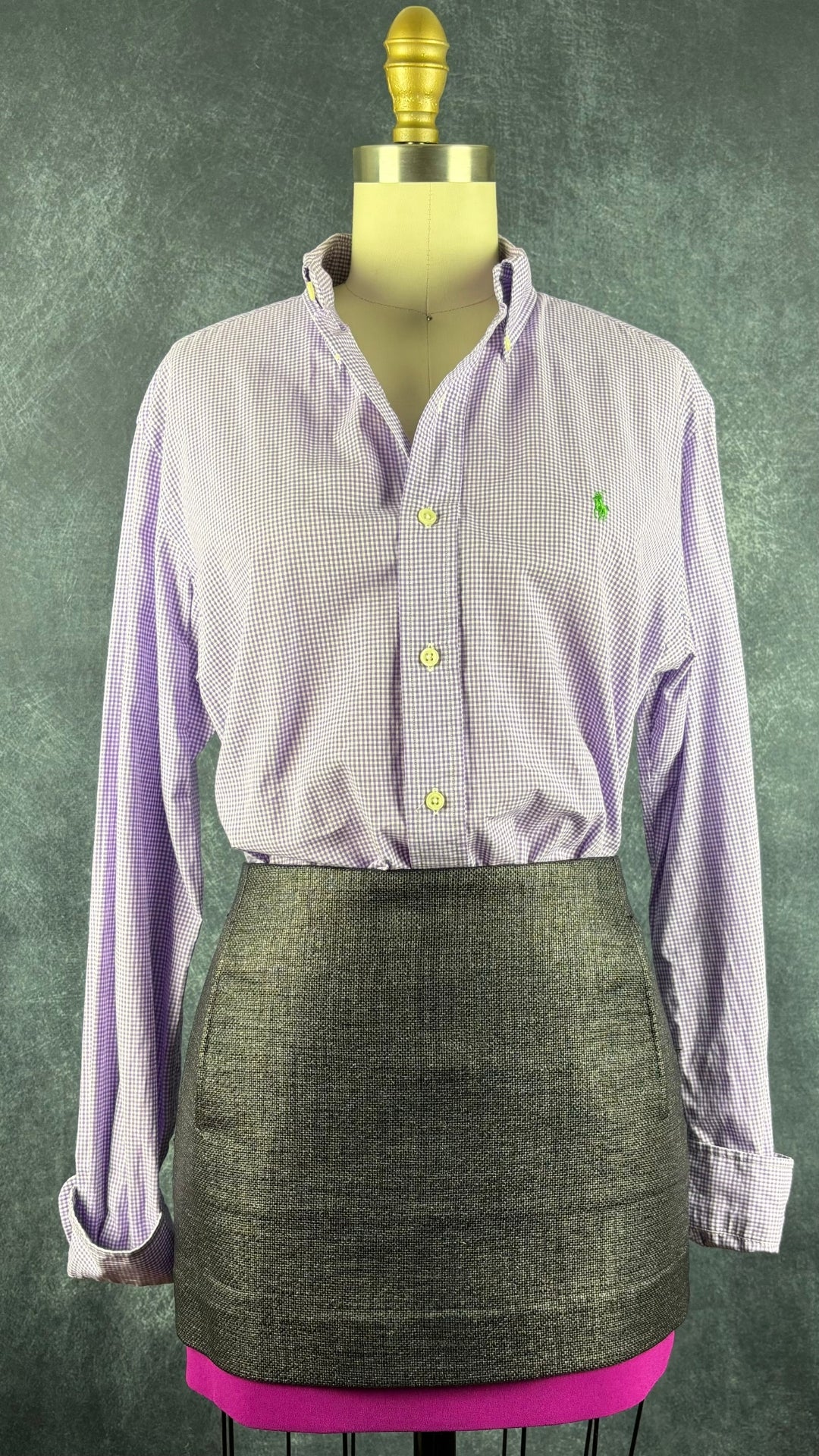 Jupe texturée grise et fuchsia Diane von Furstenberg, taille 2. Vue de l'agencement avec le chemisier vichy Polo.