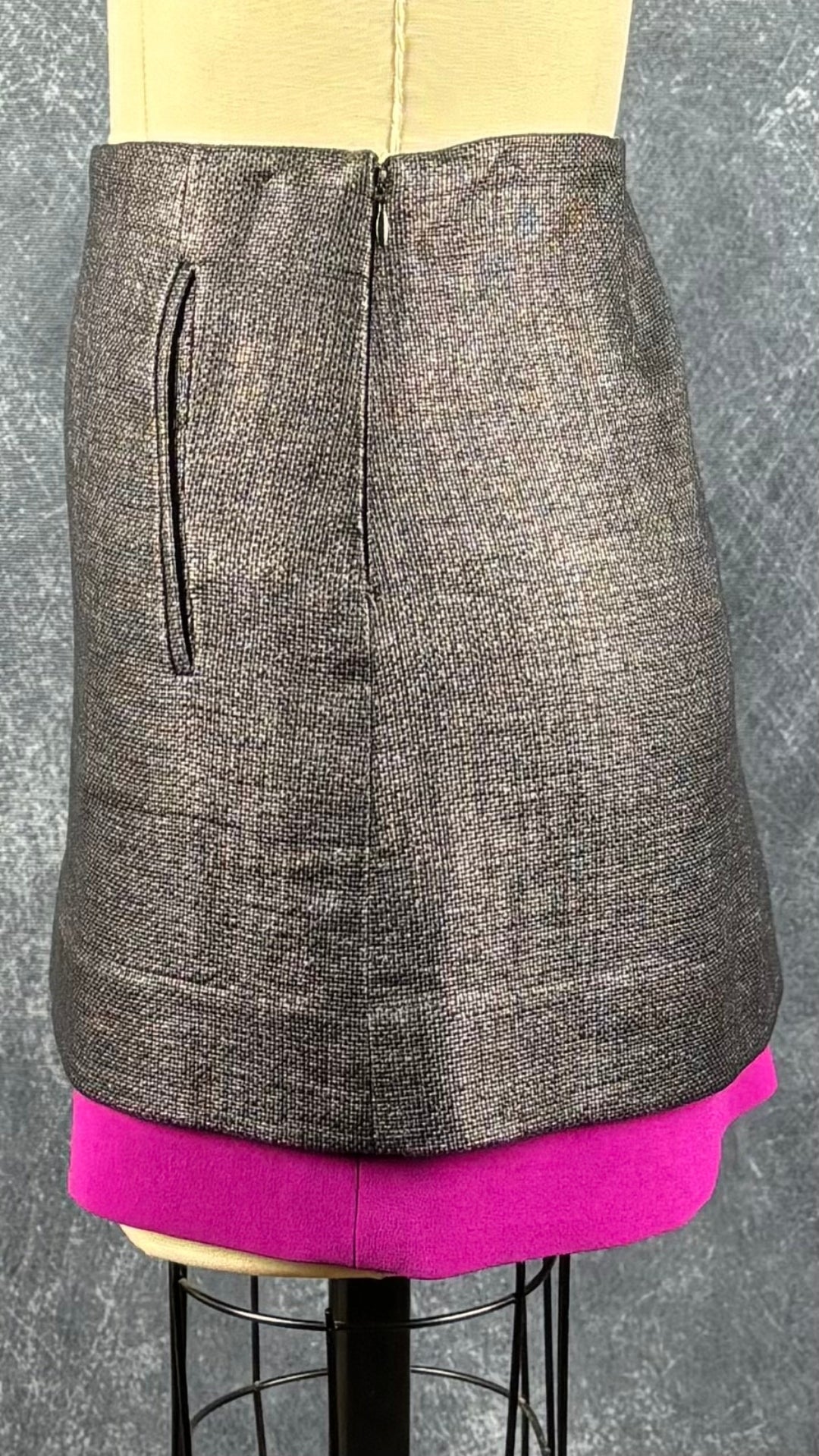 Jupe texturée grise et fuchsia Diane von Furstenberg, taille 2. Vue de côté.
