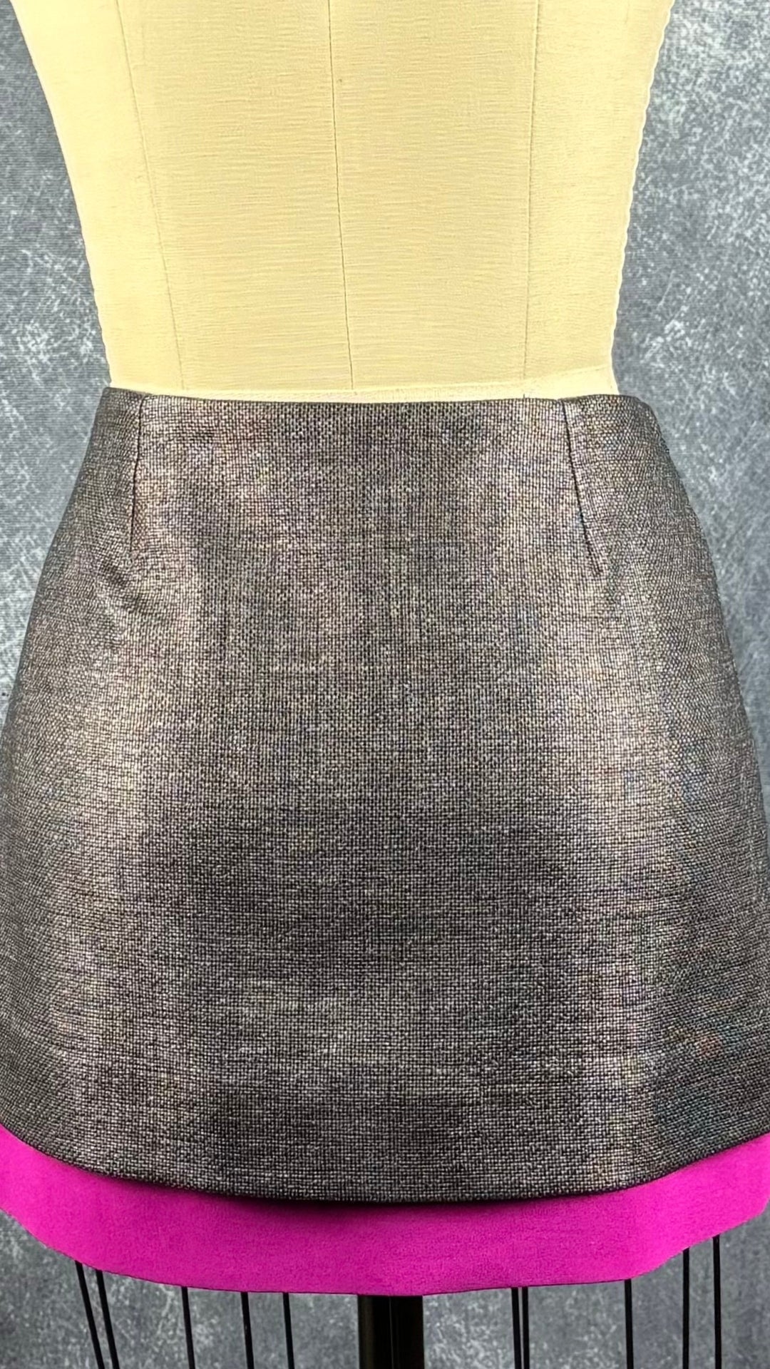 Jupe texturée grise et fuchsia Diane von Furstenberg, taille 2. Vue de dos.