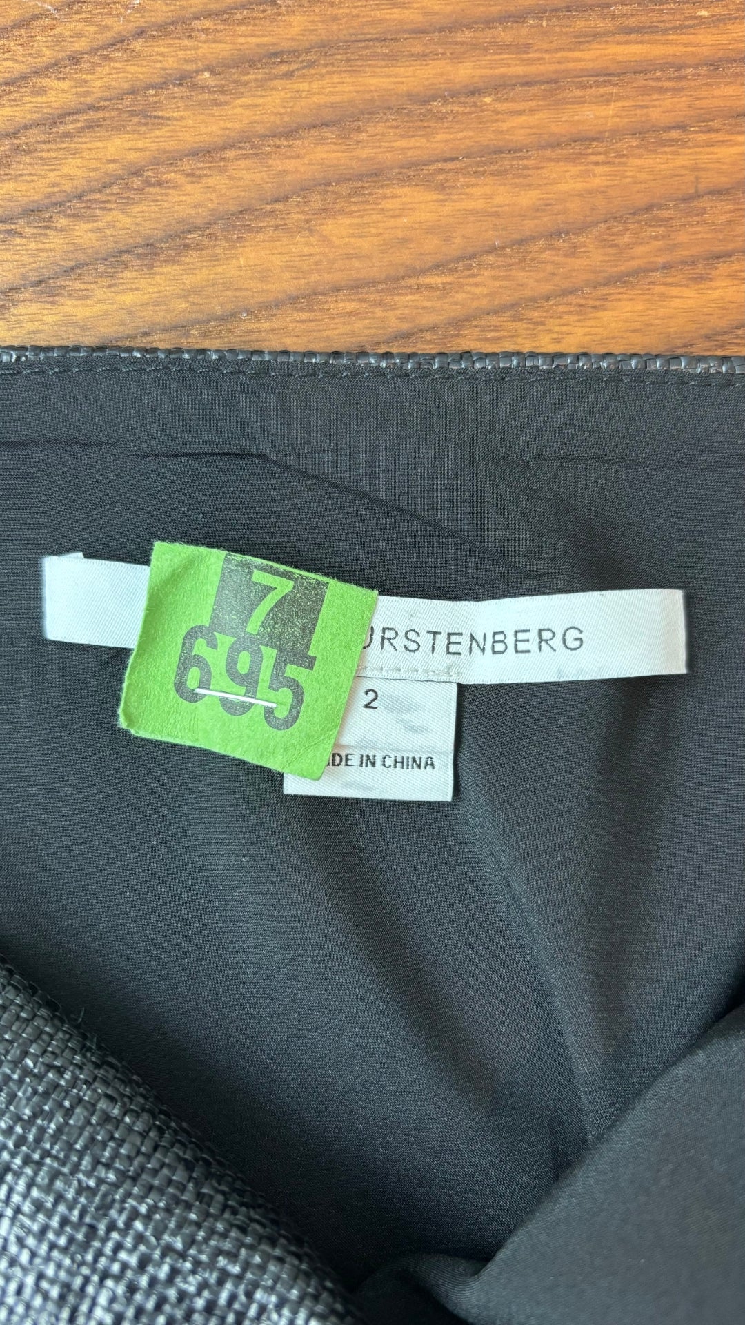 Jupe texturée grise et fuchsia Diane von Furstenberg, taille 2. Vue de l'étiquette avec l'étiquette du nettoyeur.