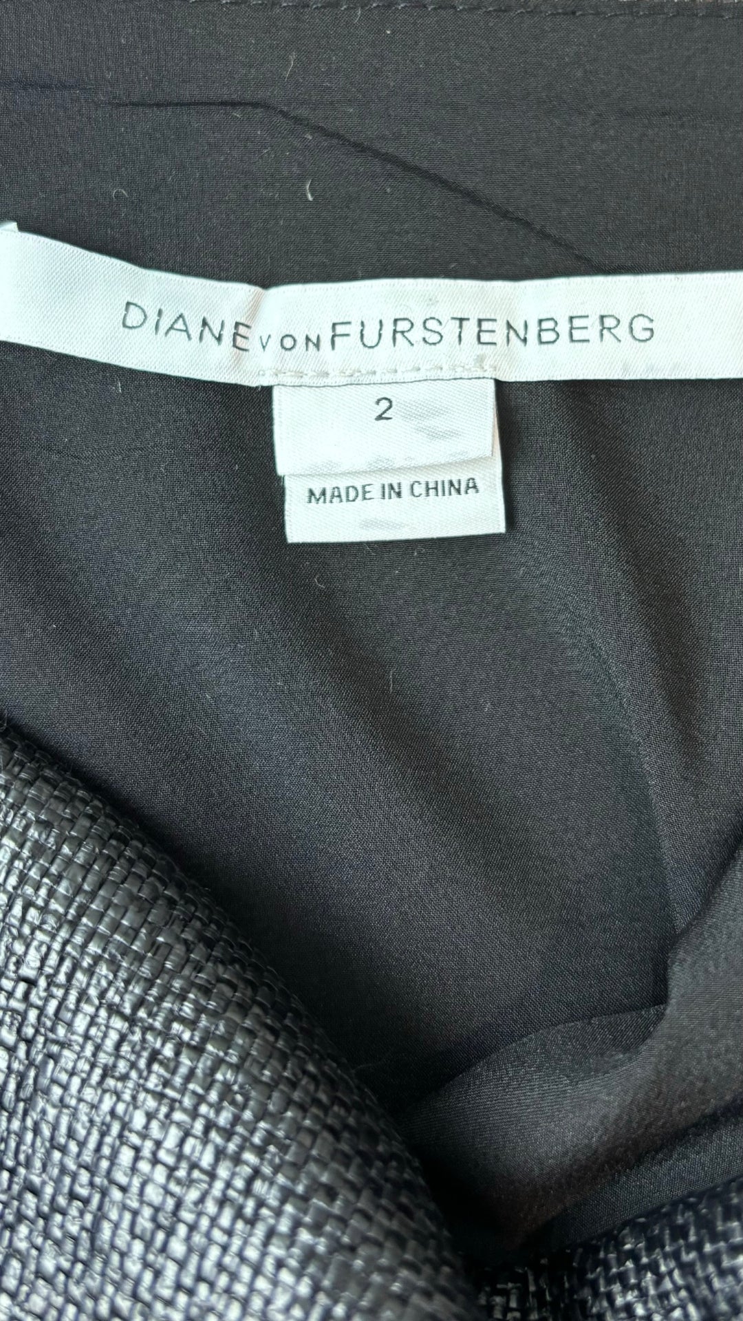 Jupe texturée grise et fuchsia Diane von Furstenberg, taille 2. Vue de l'étiquette.