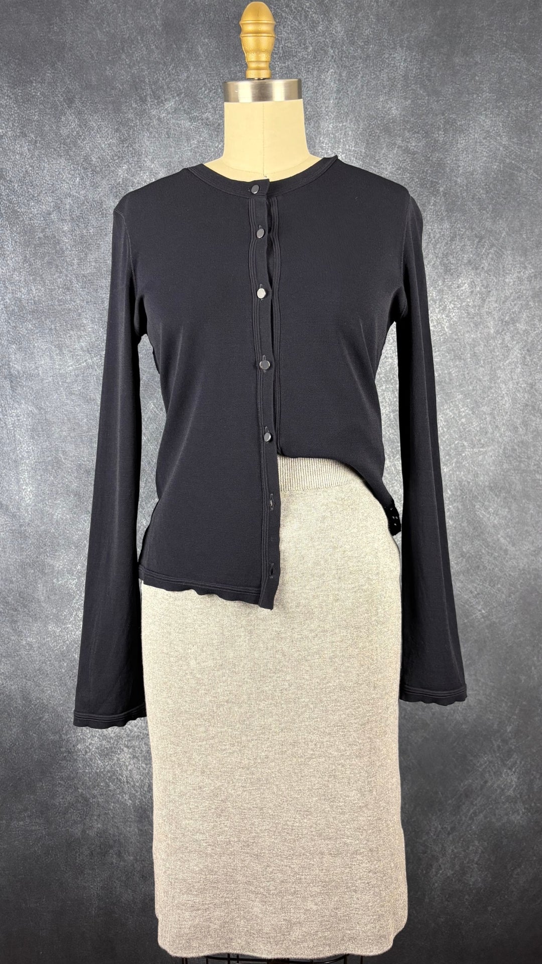 Jupe en tricot gris Banana Republic, taille xs. Vue de l'agencement avec le cardigan marine avec dos en dentelle Marc Cain.