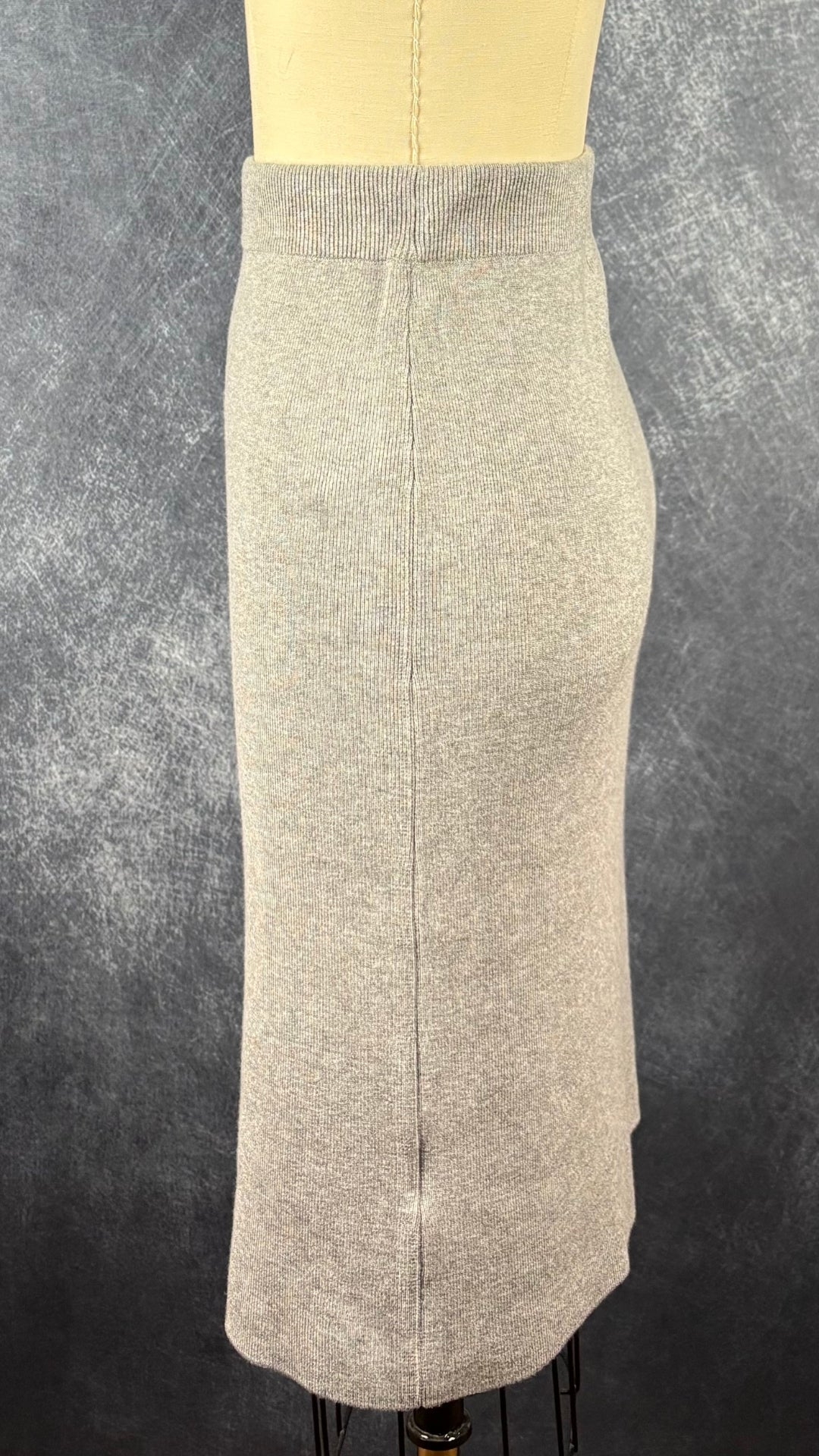 Jupe en tricot gris Banana Republic, taille xs. Vue de côté.