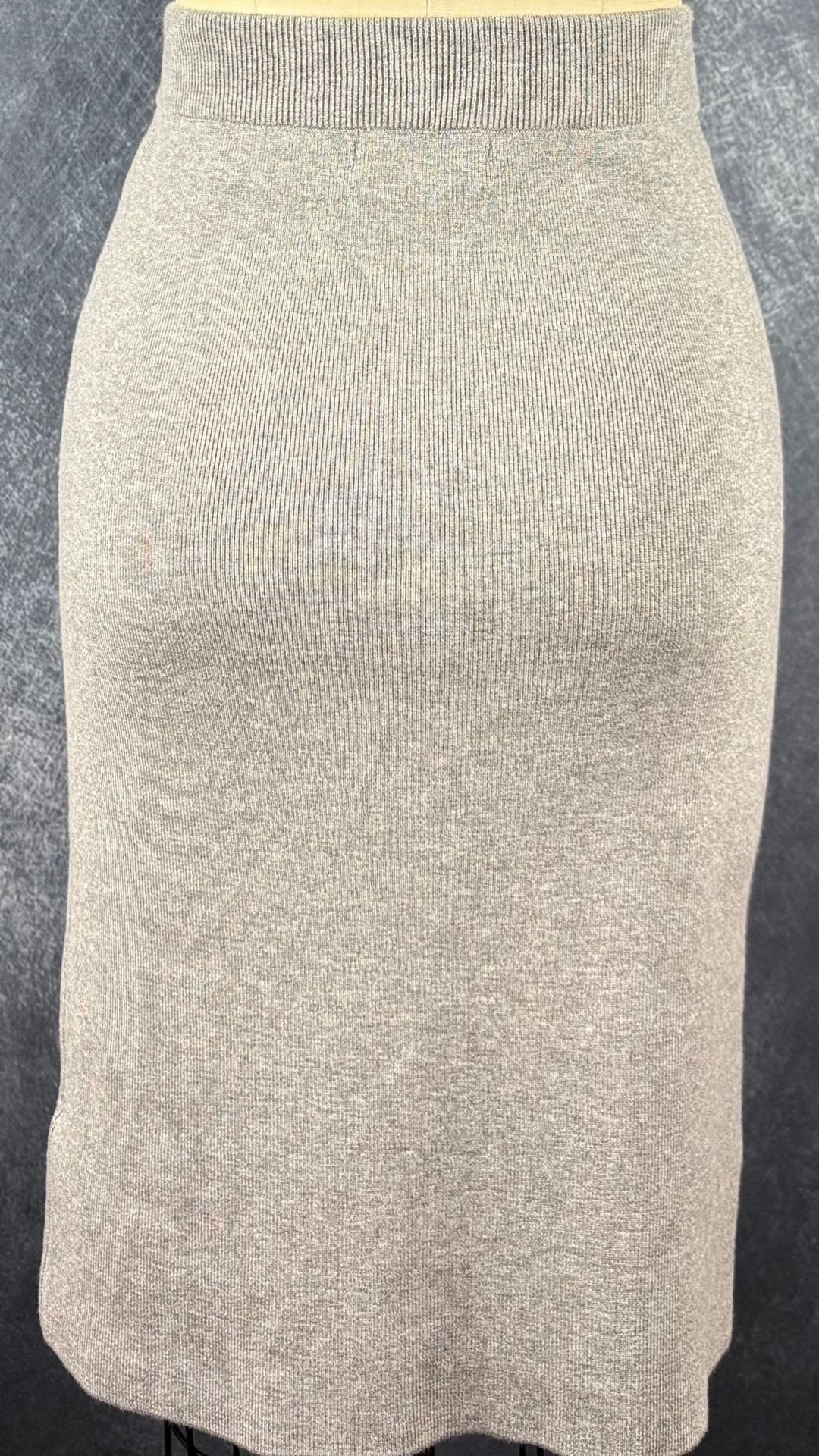 Jupe en tricot gris Banana Republic, taille xs. Vue de dos sur le mannequin.